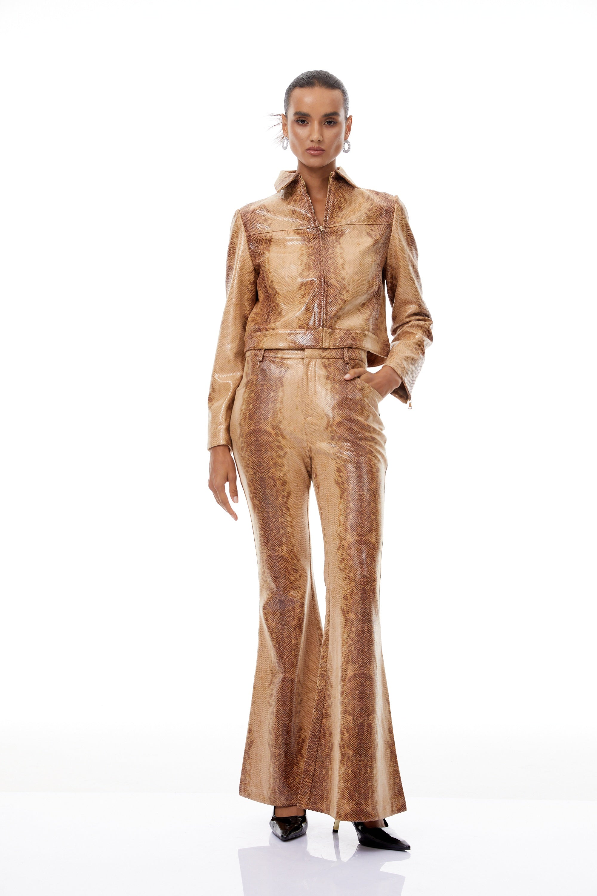 طقم جاكيت وبنطلون فلَفي براون منقوش بنقشة جلد الثعبان بألوان متدرجة