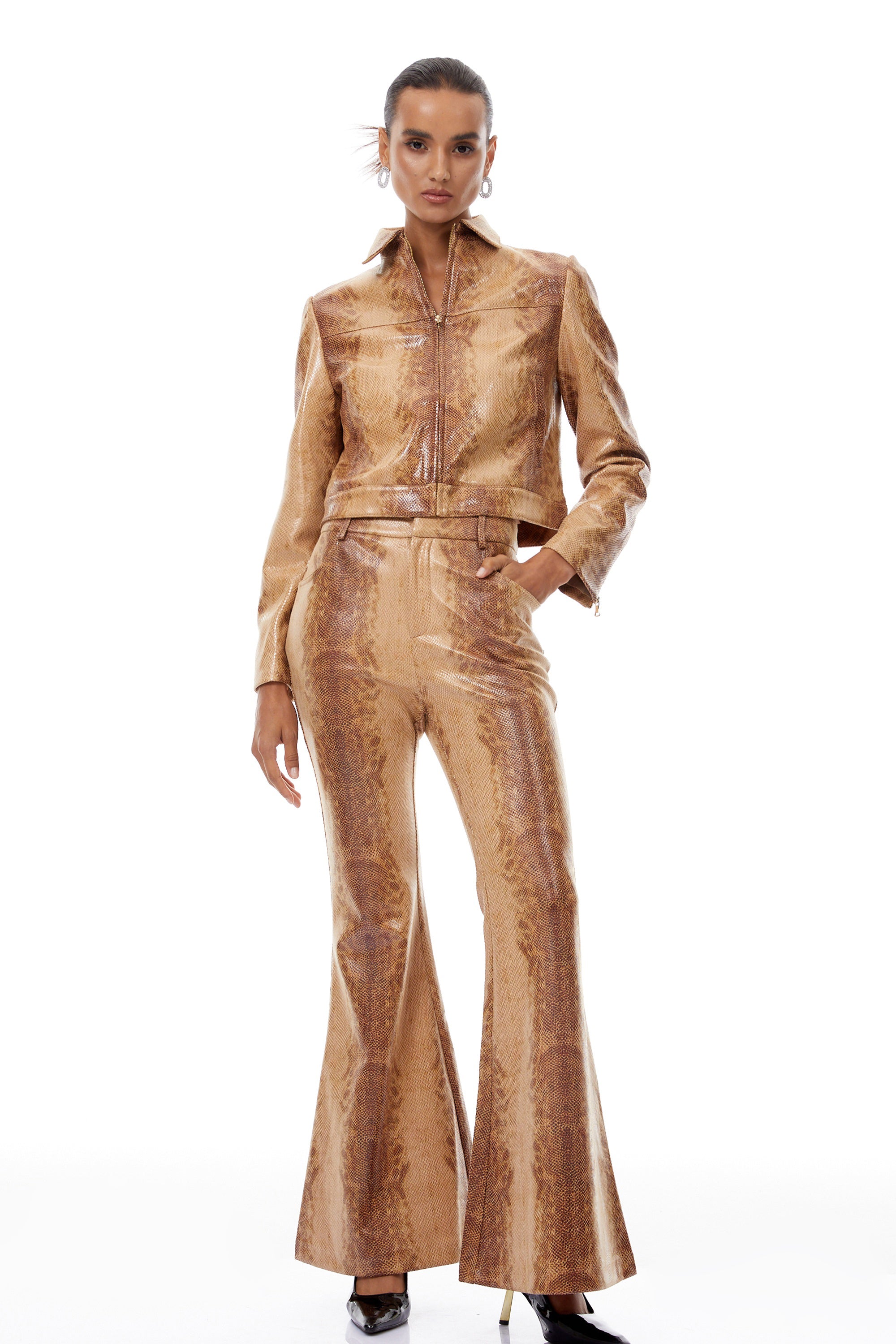 طقم جاكيت وبنطلون فلَفي براون منقوش بنقشة جلد الثعبان بألوان متدرجة