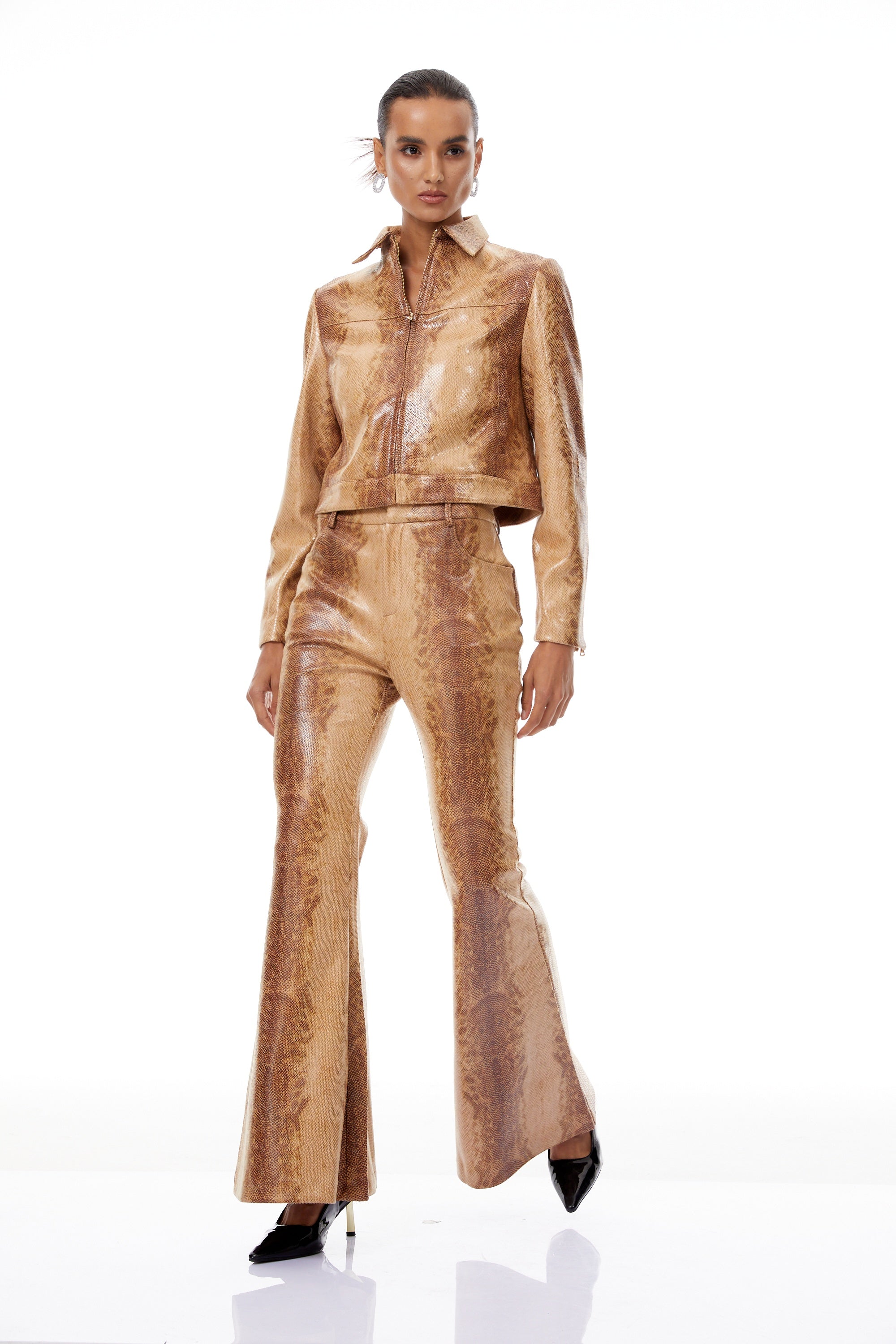 طقم جاكيت وبنطلون فلَفي براون منقوش بنقشة جلد الثعبان بألوان متدرجة