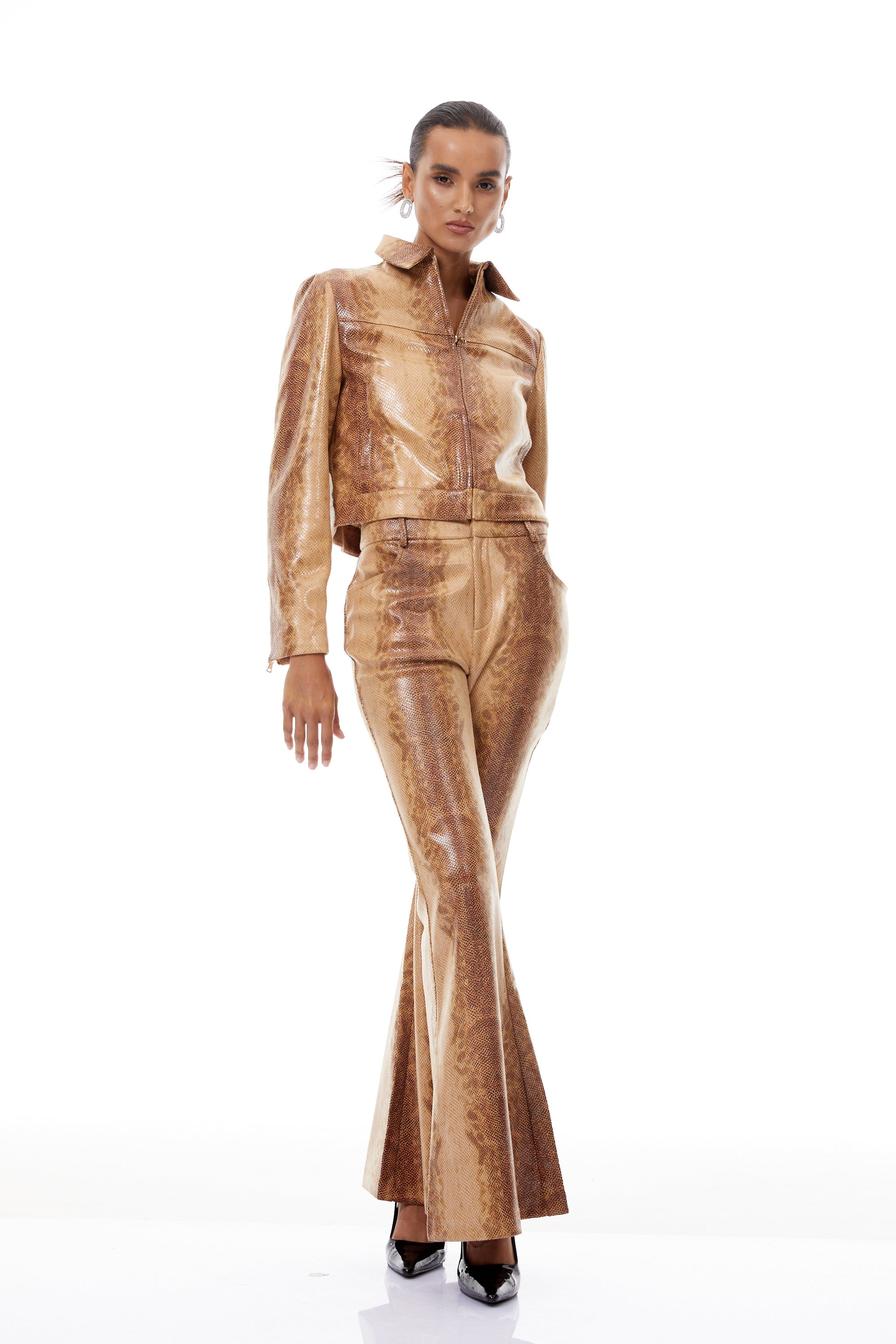 طقم جاكيت وبنطلون فلَفي براون منقوش بنقشة جلد الثعبان بألوان متدرجة