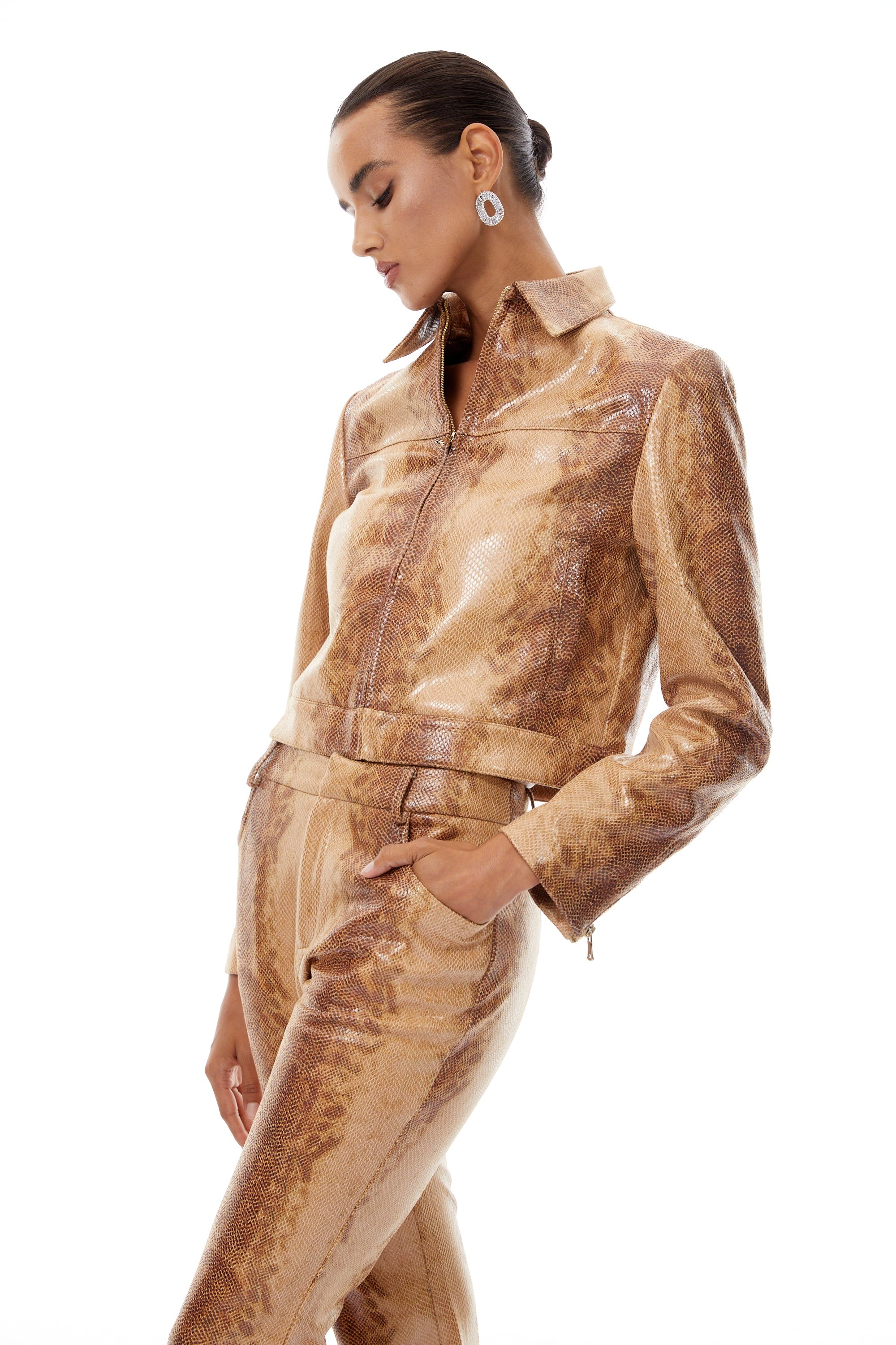 طقم جاكيت وبنطلون فلَفي براون منقوش بنقشة جلد الثعبان بألوان متدرجة