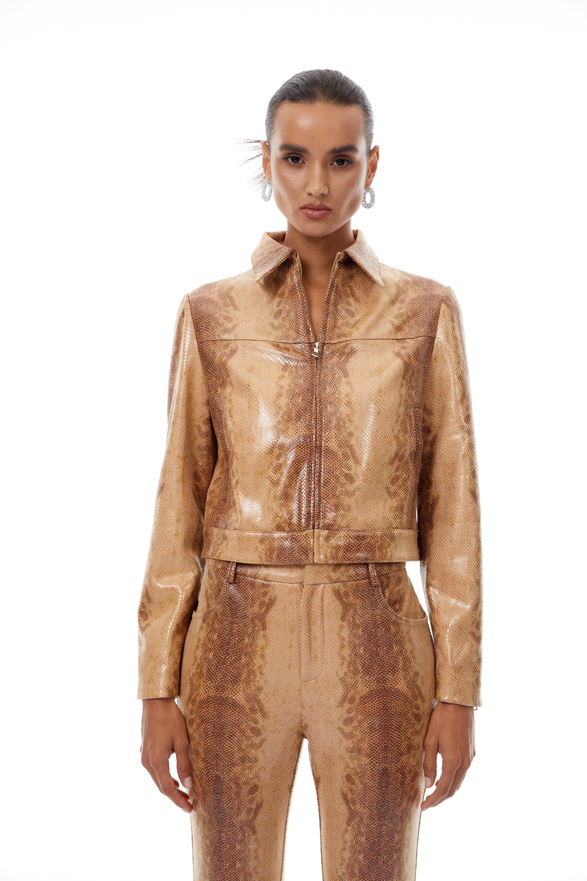 طقم جاكيت وبنطلون فلَفي براون منقوش بنقشة جلد الثعبان بألوان متدرجة