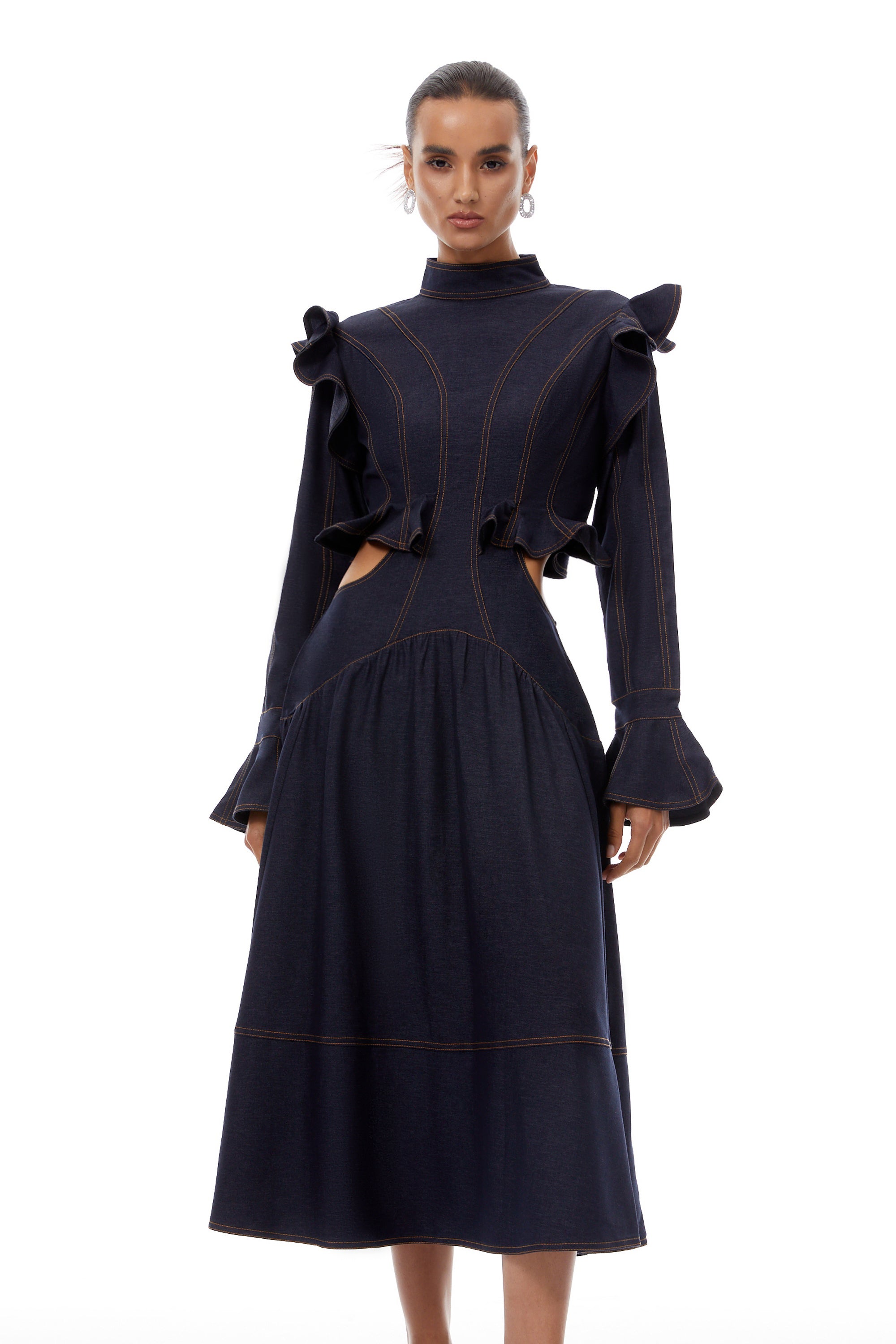 فستان صيفي متوسط الطول من الدنيم ذو طبقات ومزخرف باللون الأزرق الداكن من ويلهمينا.