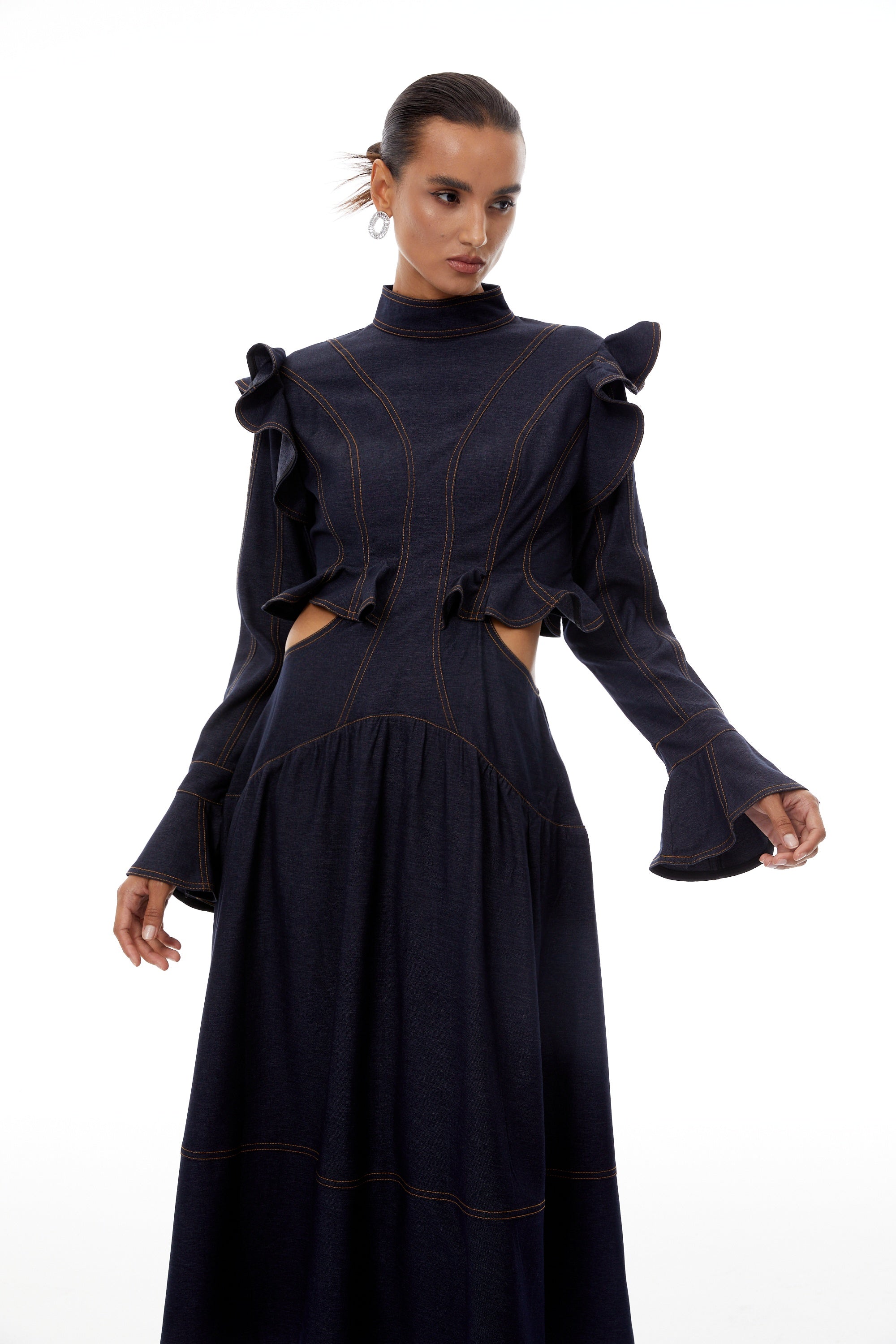 فستان صيفي متوسط الطول من الدنيم ذو طبقات ومزخرف باللون الأزرق الداكن من ويلهمينا.