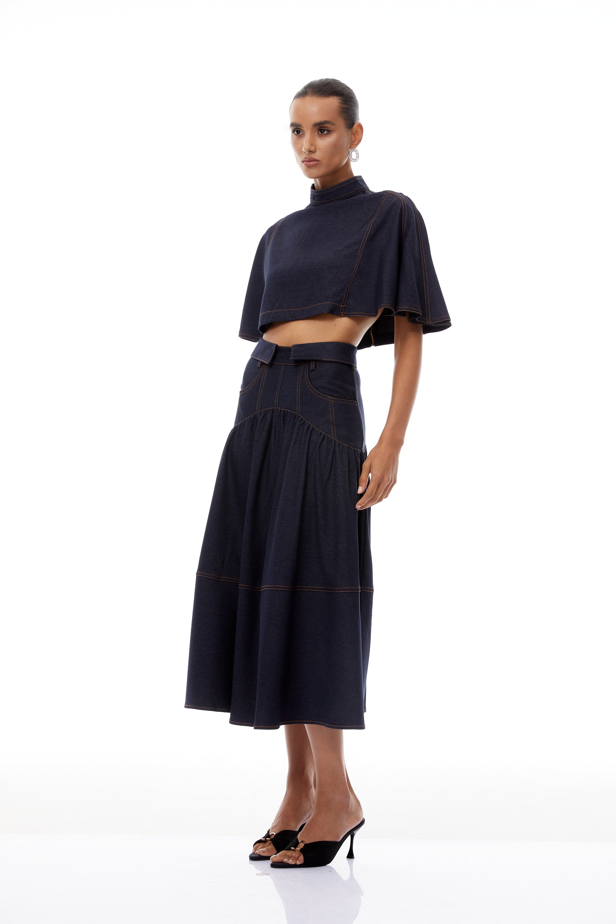 طقم الدنيم أكتيفيا أزرق أرجواني بتفاصيل خياطة متباينة