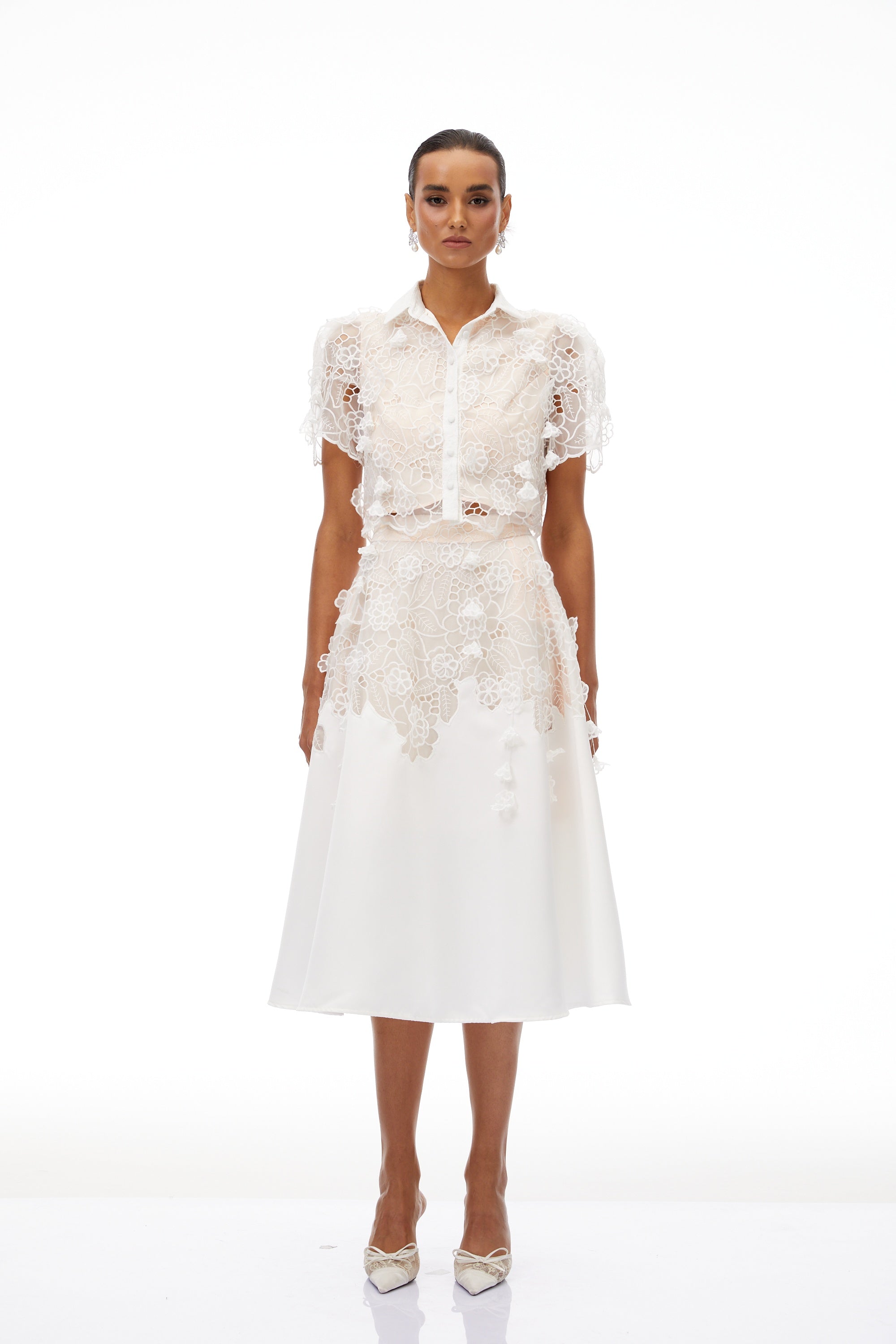 طقم أنماريا من قمة وتنورة من الدانتيل المنسوج باللون الأبيض