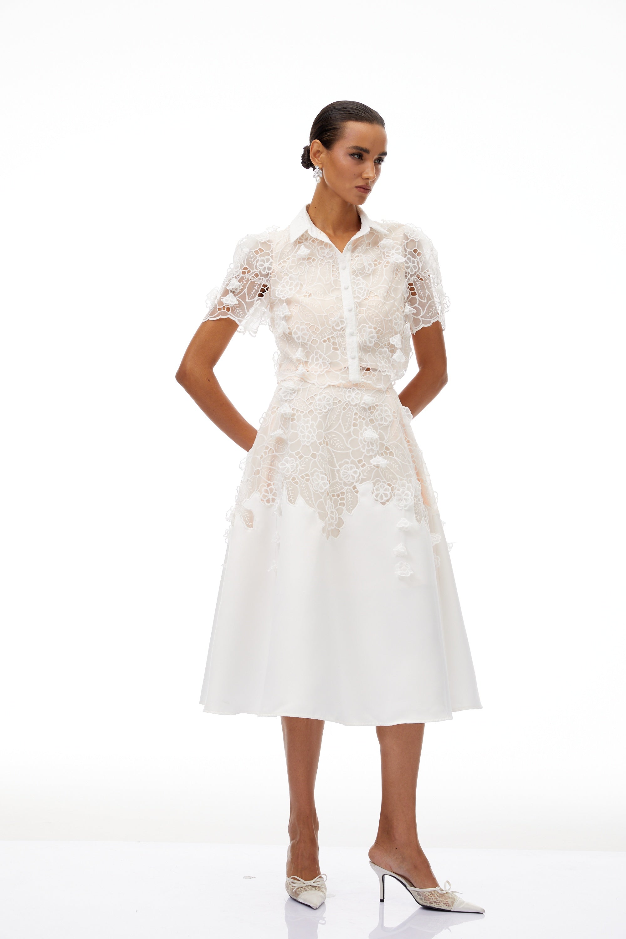 طقم أنماريا من قمة وتنورة من الدانتيل المنسوج باللون الأبيض