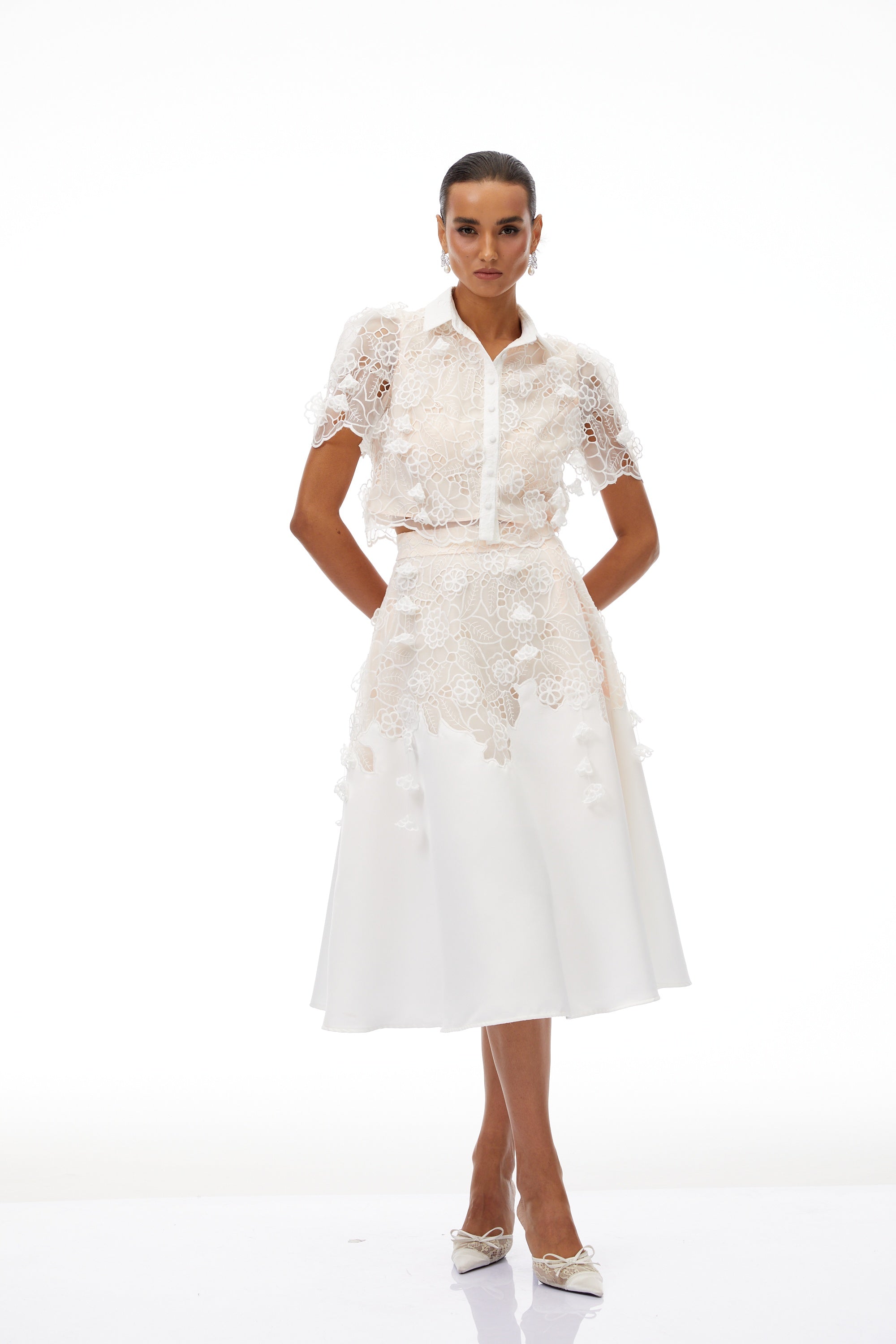 طقم أنماريا من قمة وتنورة من الدانتيل المنسوج باللون الأبيض