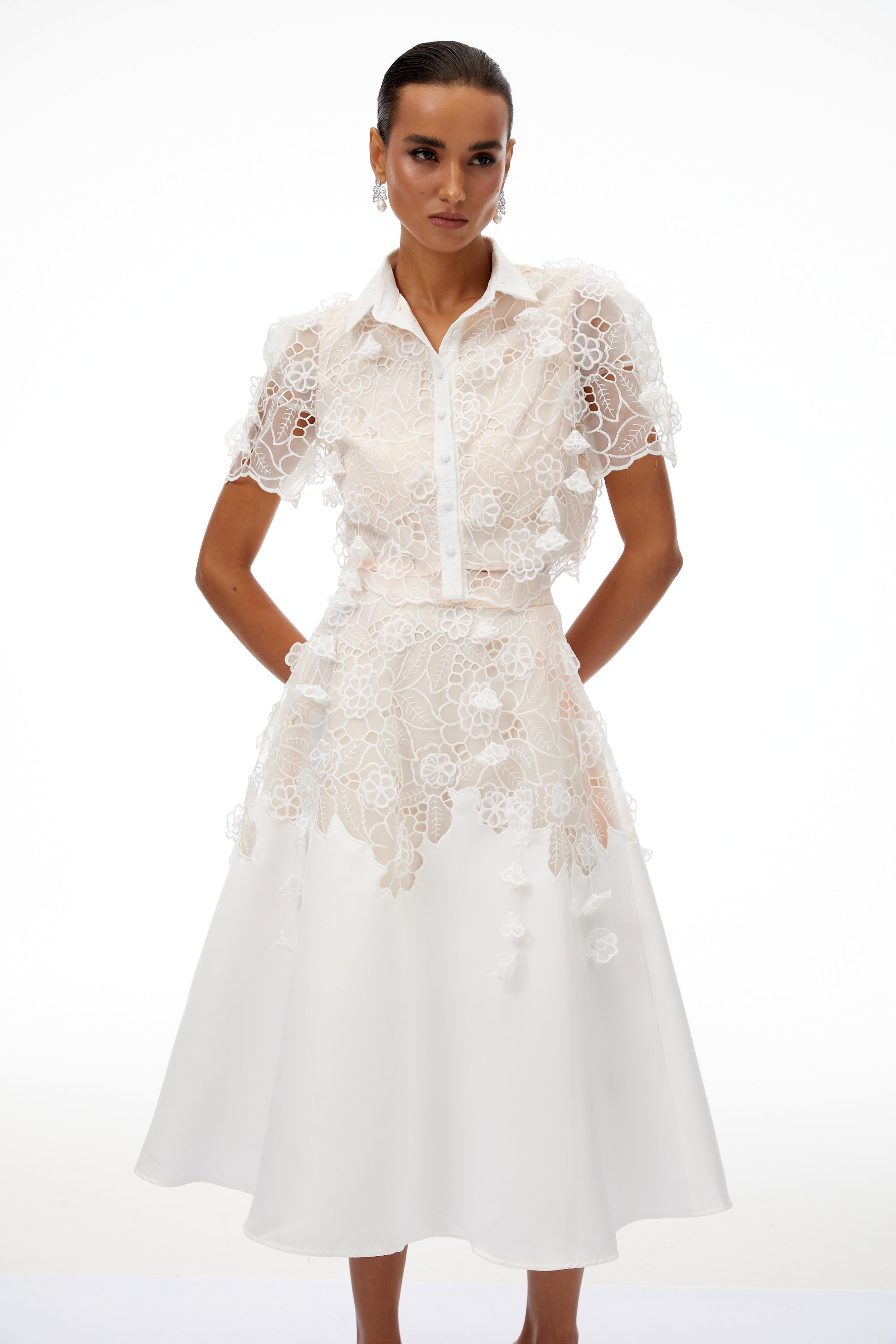 طقم أنماريا من قمة وتنورة من الدانتيل المنسوج باللون الأبيض