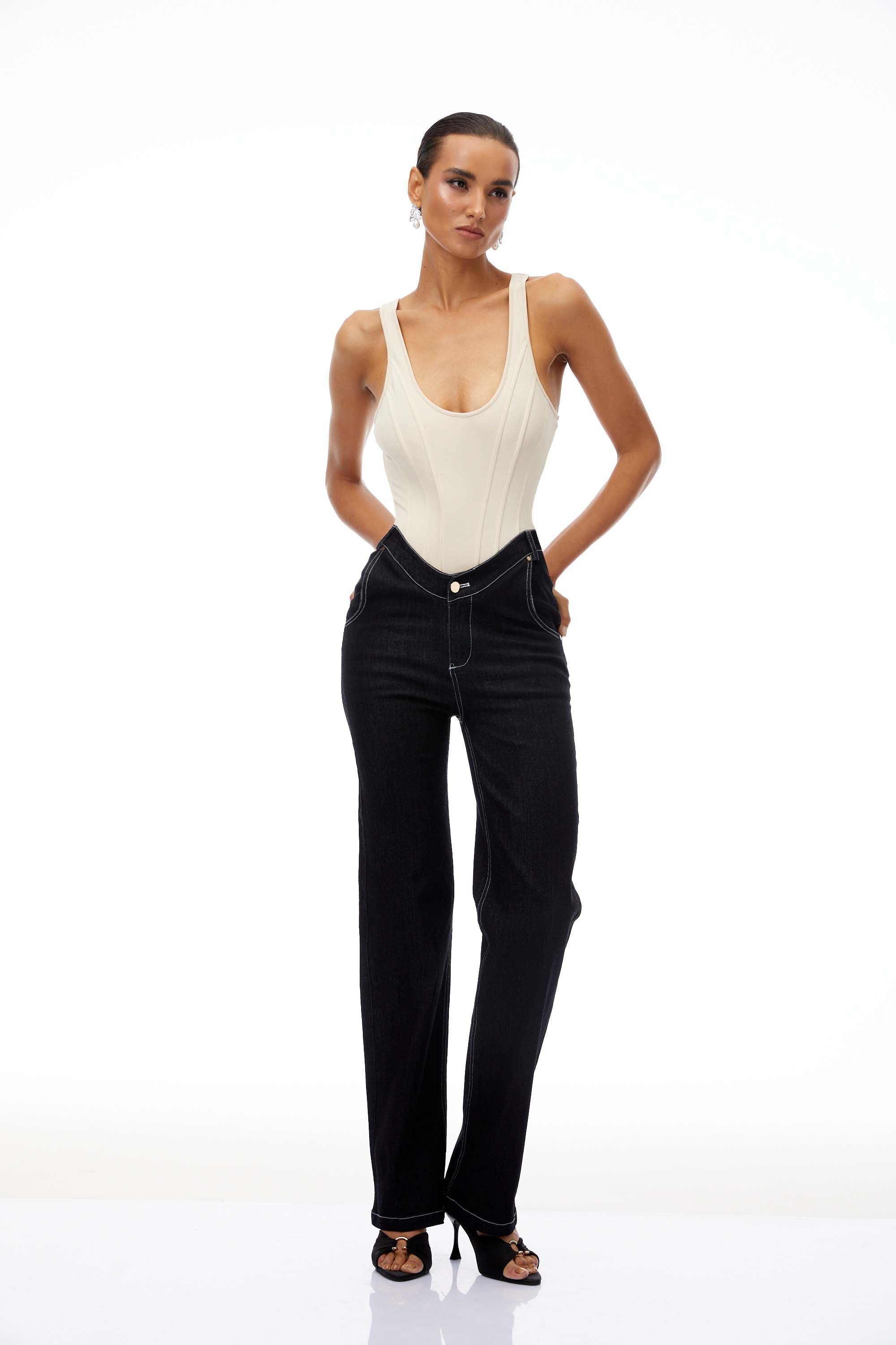 مجموعة ملابس مكونة من بلوزة بدون أكمام برقبة على شكل حرف U وبنطلون جينز مستقيم من مارين.