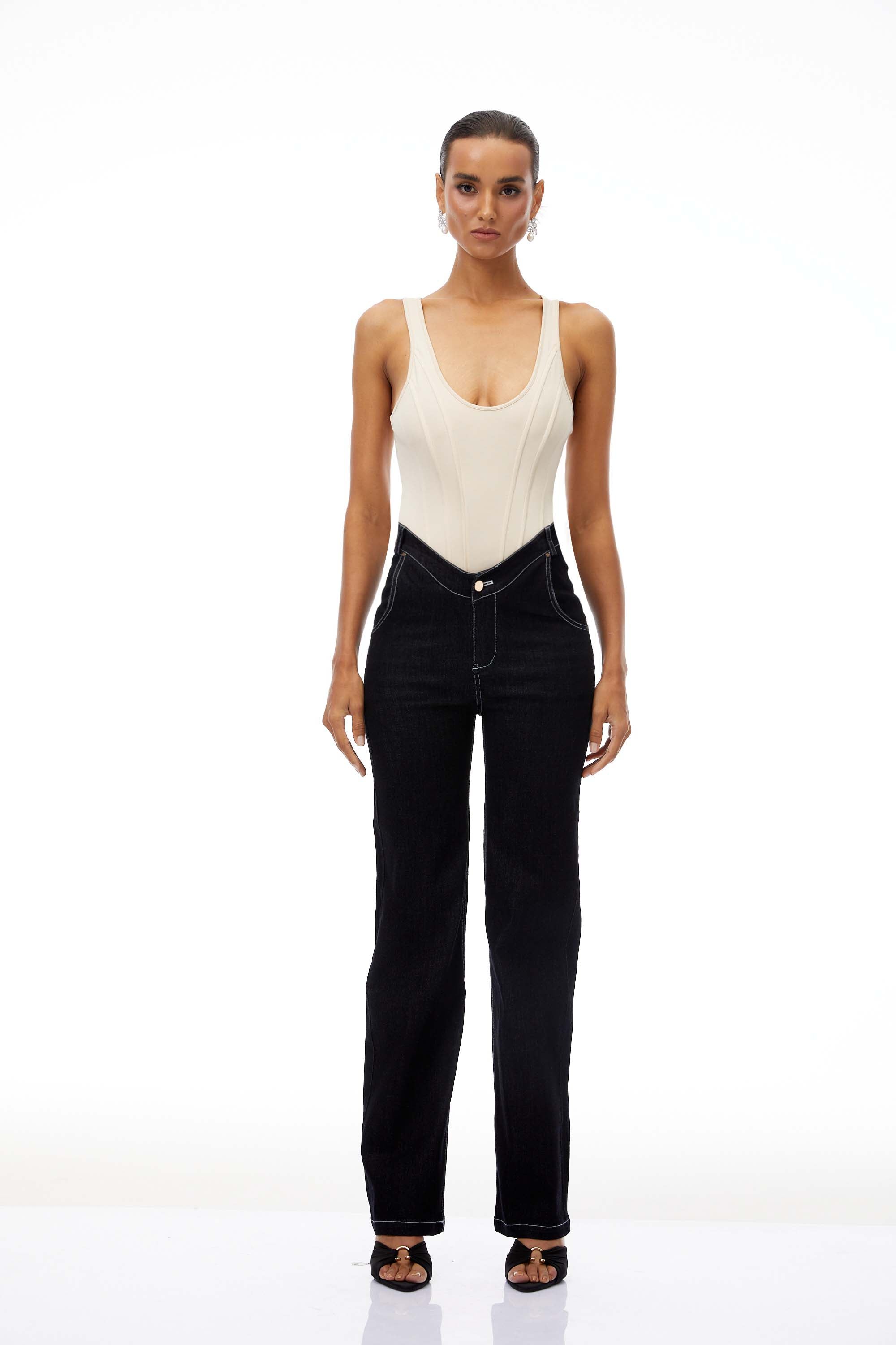 مجموعة ملابس مكونة من بلوزة بدون أكمام برقبة على شكل حرف U وبنطلون جينز مستقيم من مارين.