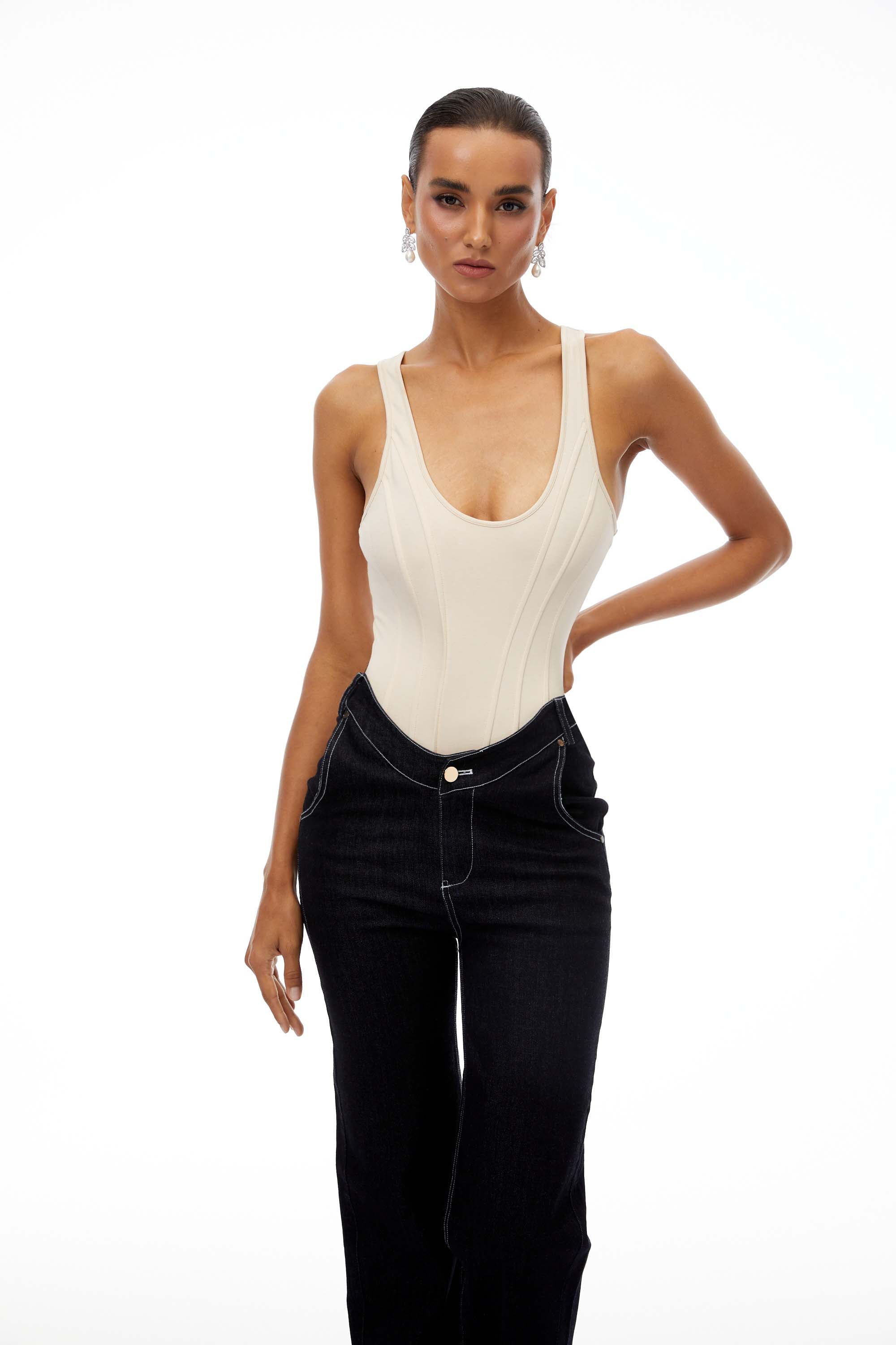 مجموعة ملابس مكونة من بلوزة بدون أكمام برقبة على شكل حرف U وبنطلون جينز مستقيم من مارين.