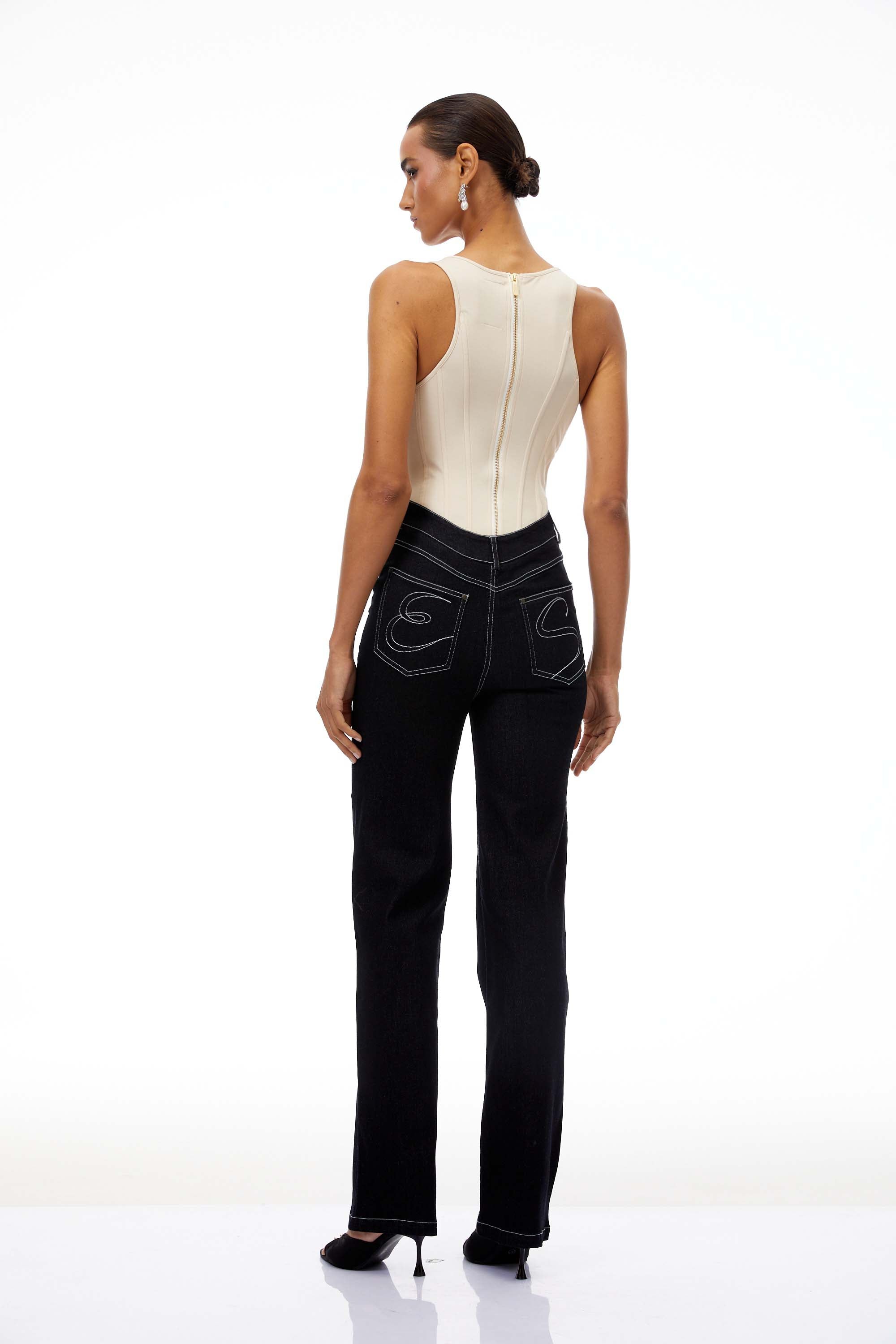 مجموعة ملابس مكونة من بلوزة بدون أكمام برقبة على شكل حرف U وبنطلون جينز مستقيم من مارين.