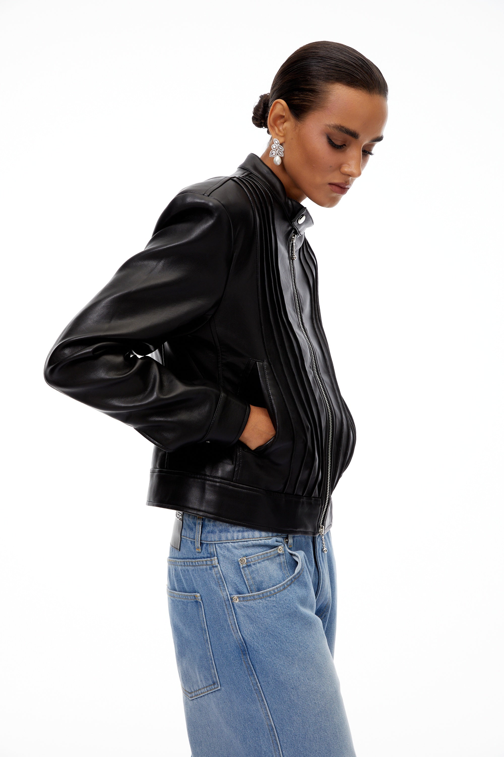 جاكيت راكب الدراجة النارية من الجلد المطوي باللون الأسود من كويتريه