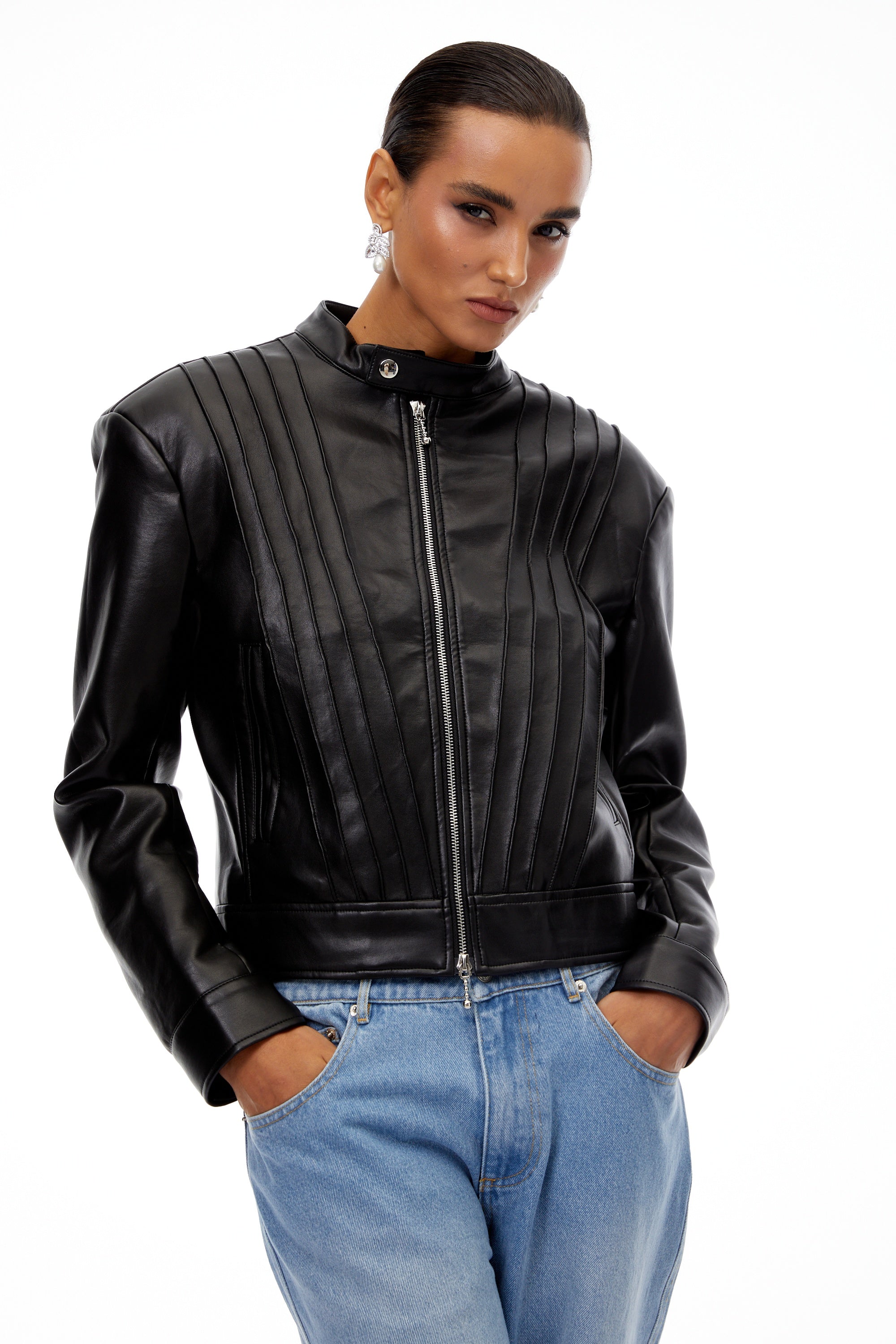 جاكيت راكب الدراجة النارية من الجلد المطوي باللون الأسود من كويتريه