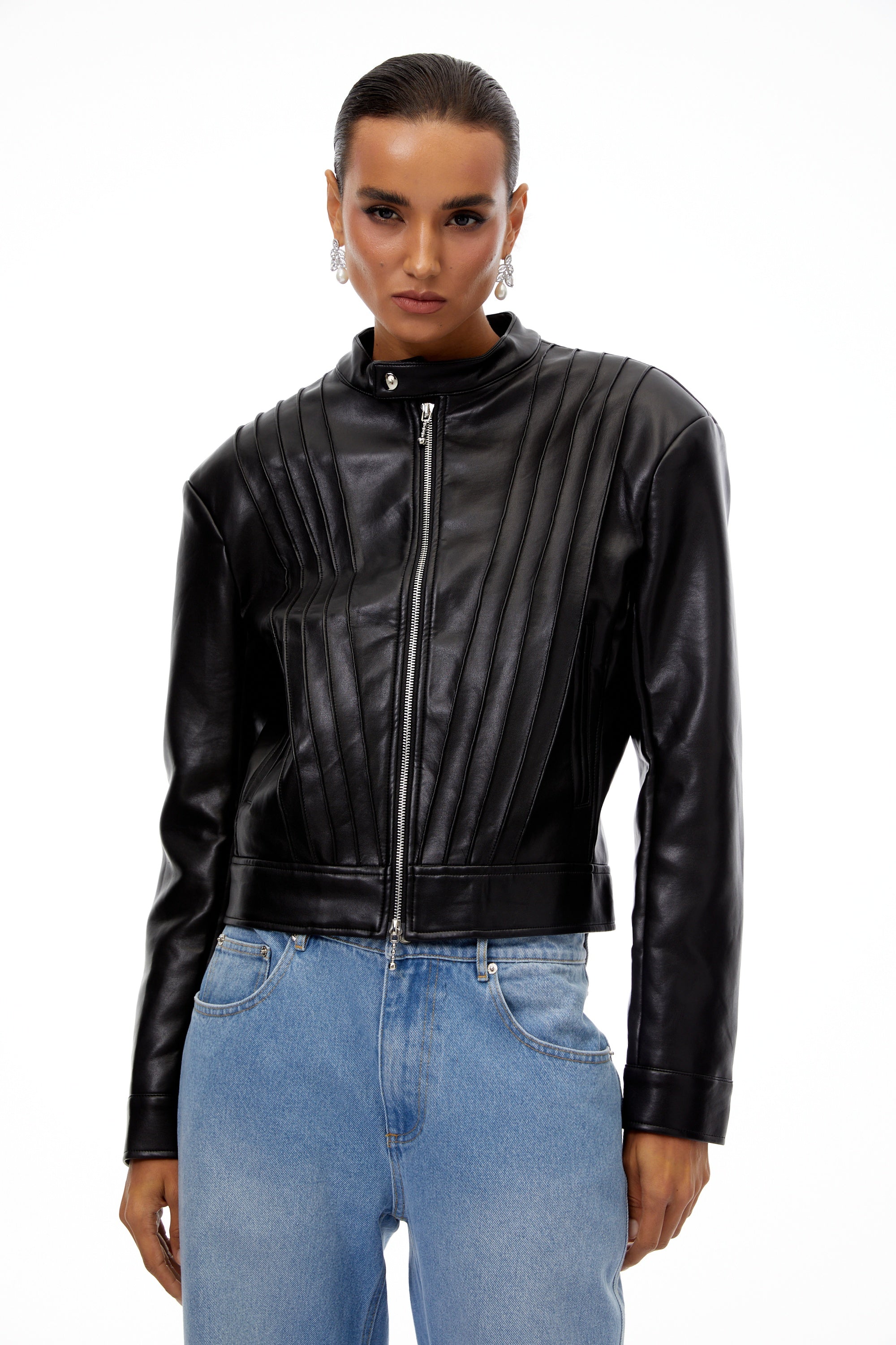 جاكيت راكب الدراجة النارية من الجلد المطوي باللون الأسود من كويتريه