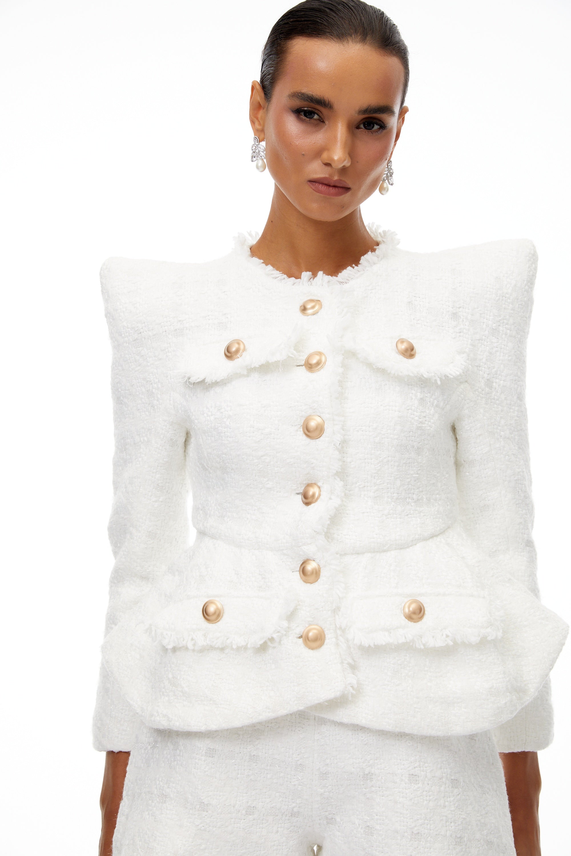 طقم سترة وسروال قصير من التوييد الأبيض ذي الحواف المنسوجة من سيرفين.