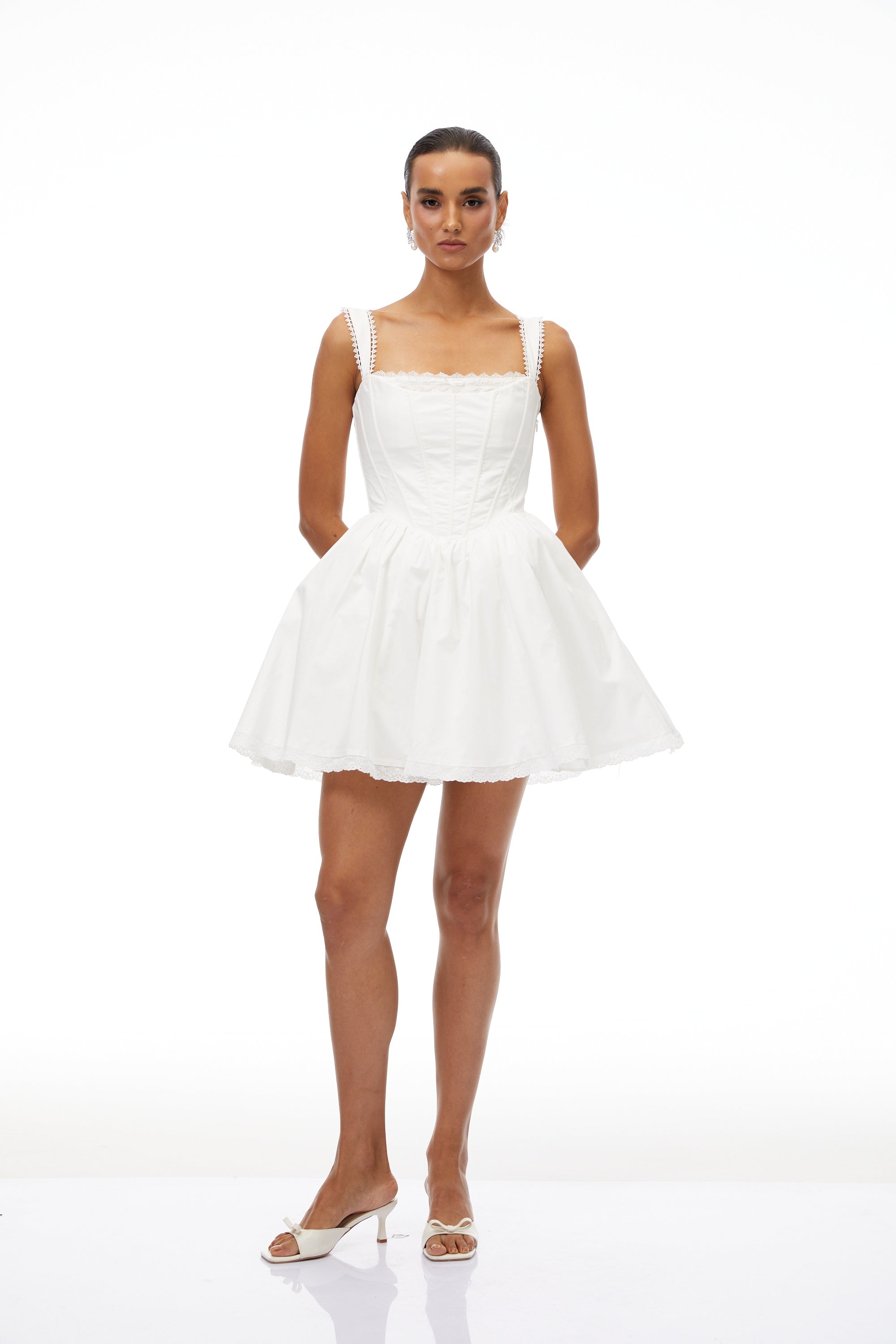 فستان قصير بتصميم كورسيه من Béatrice مزين بتفاصيل من الدانتيل الأبيض