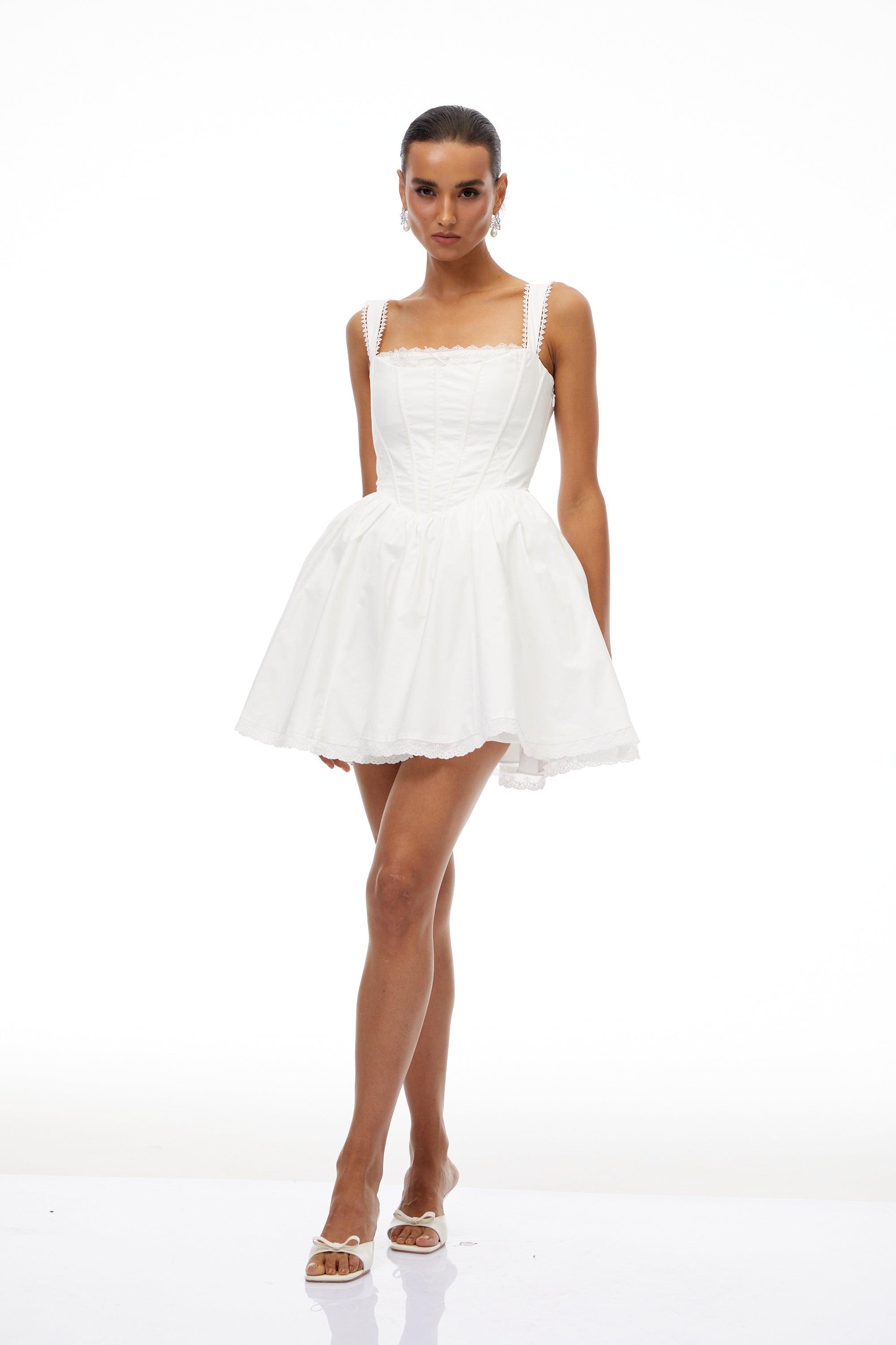 فستان قصير بتصميم كورسيه من Béatrice مزين بتفاصيل من الدانتيل الأبيض