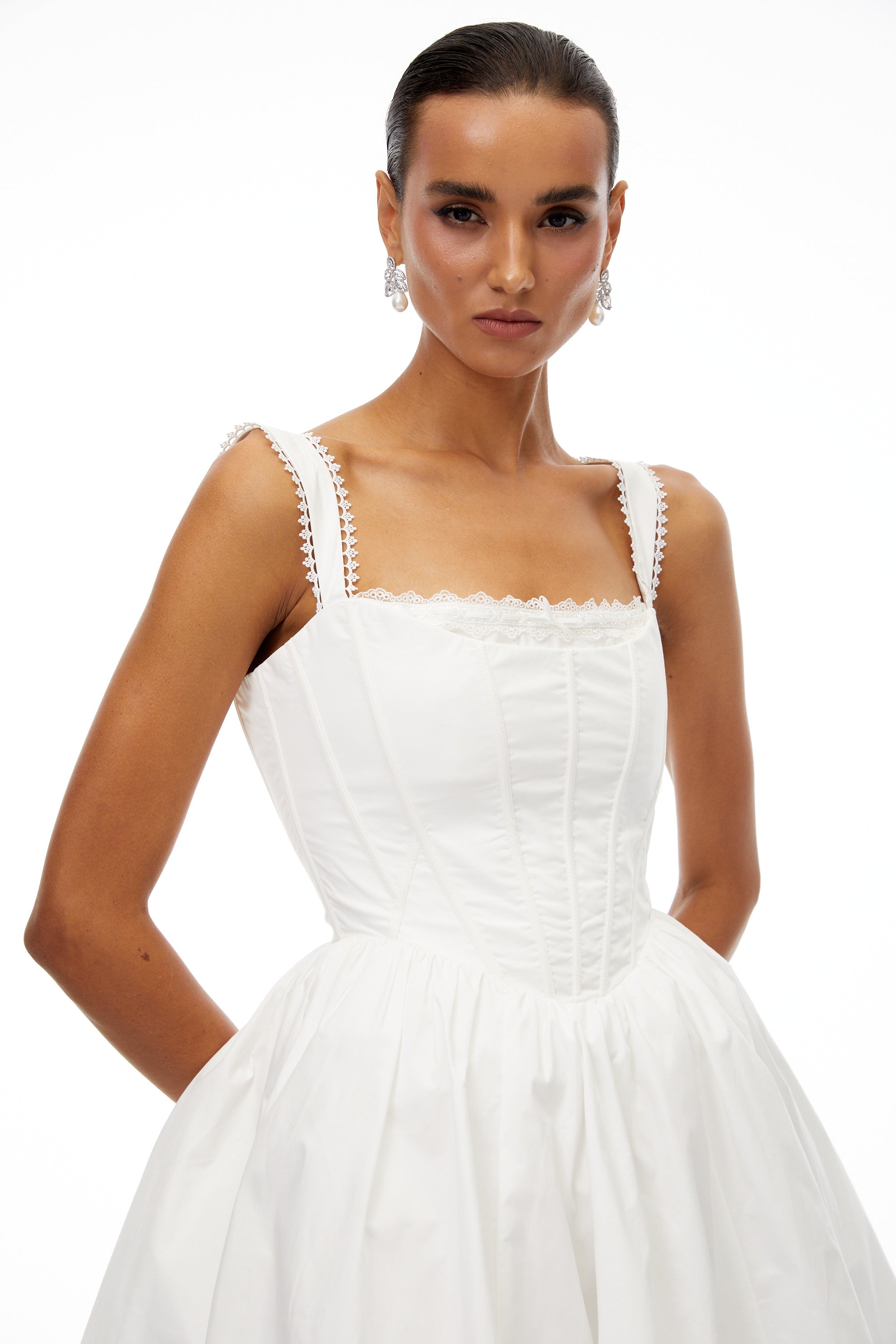 فستان قصير بتصميم كورسيه من Béatrice مزين بتفاصيل من الدانتيل الأبيض