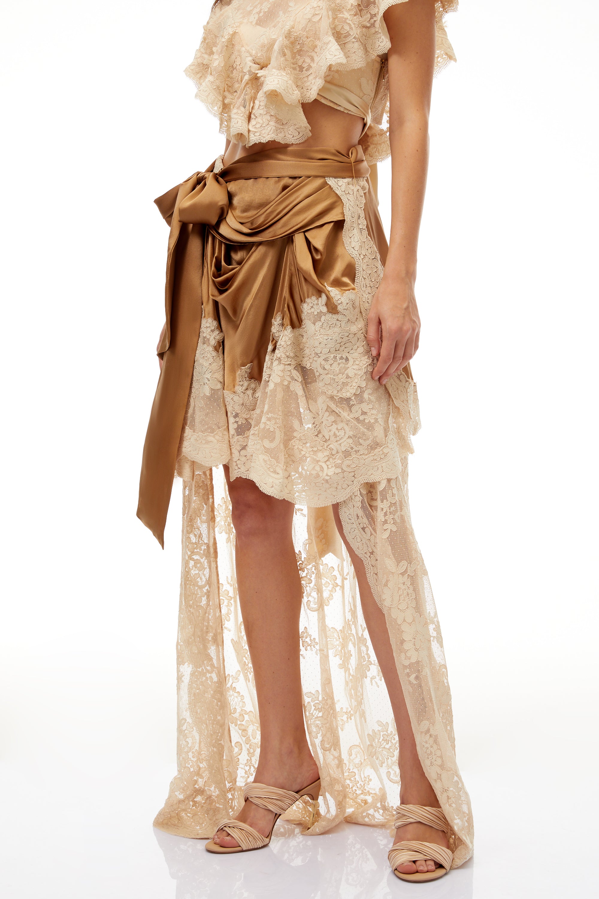 تنورة باسكل ذات الألواح الساتانية غير المتناظرة باللون المحايد مع تطريز دانتيل