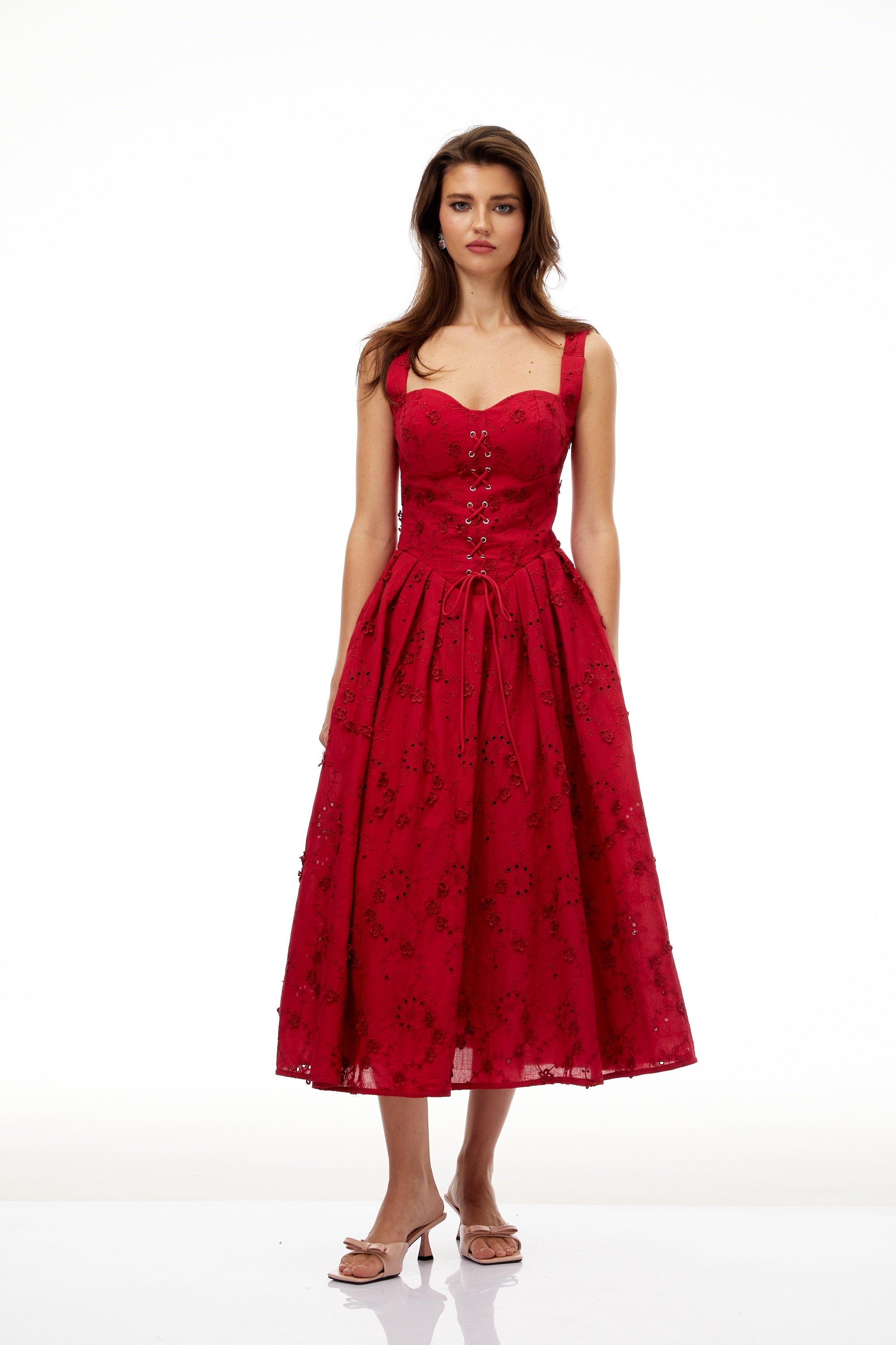 فستان ميدي بتصميم كورسيه مطرز بالزهور باللون الأحمر من Panna