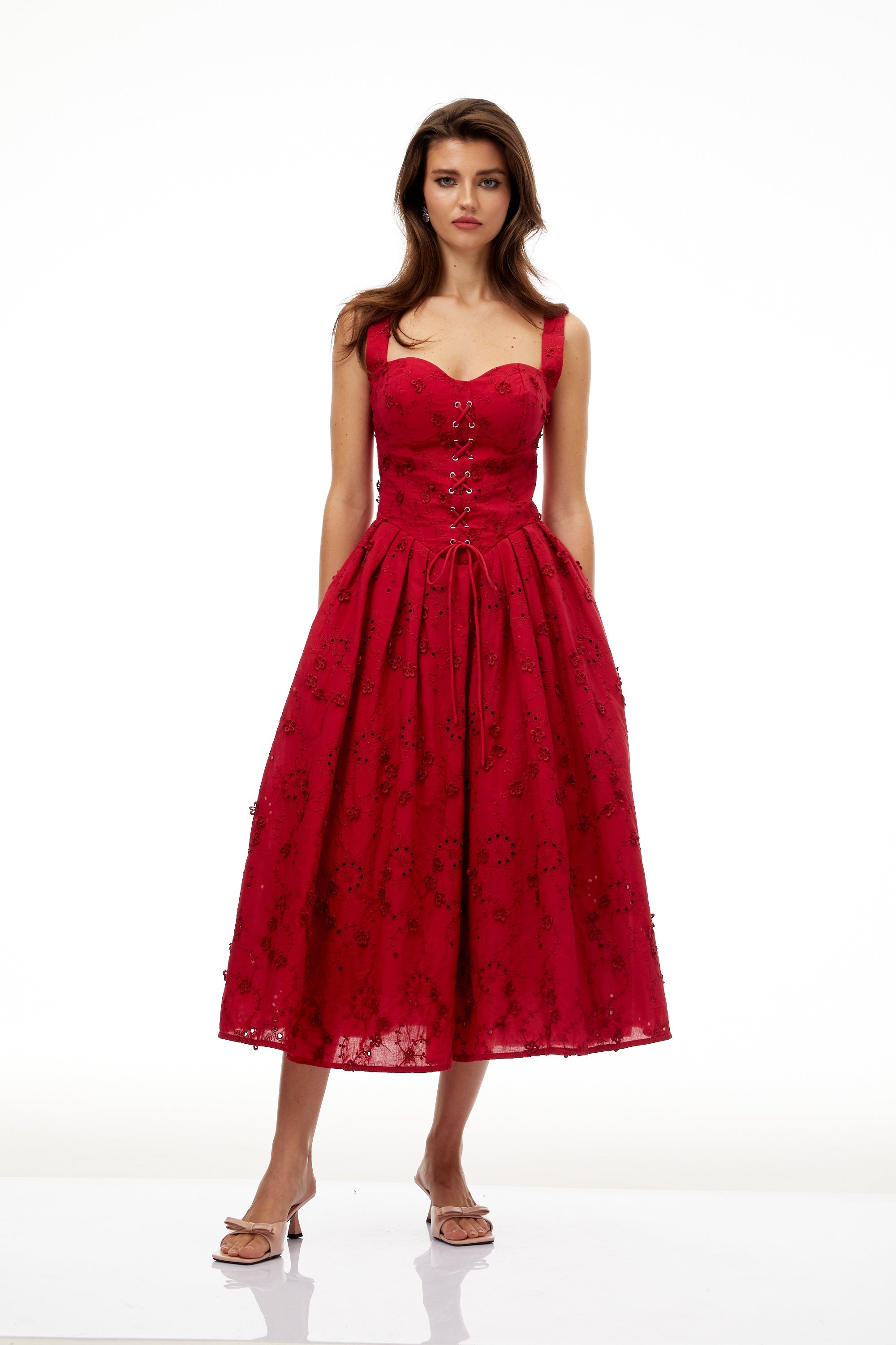 فستان ميدي بتصميم كورسيه مطرز بالزهور باللون الأحمر من Panna