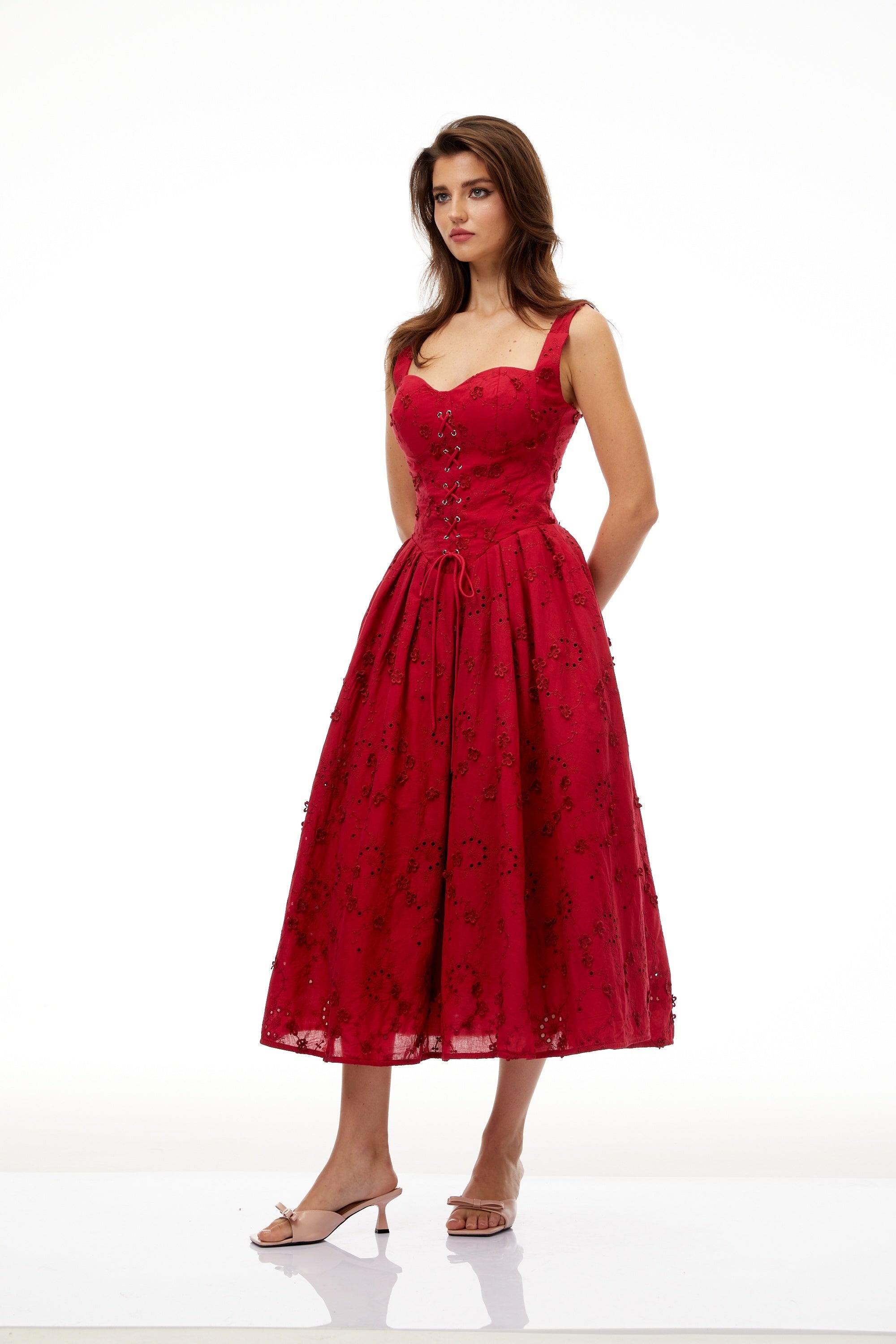 فستان ميدي بتصميم كورسيه مطرز بالزهور باللون الأحمر من Panna