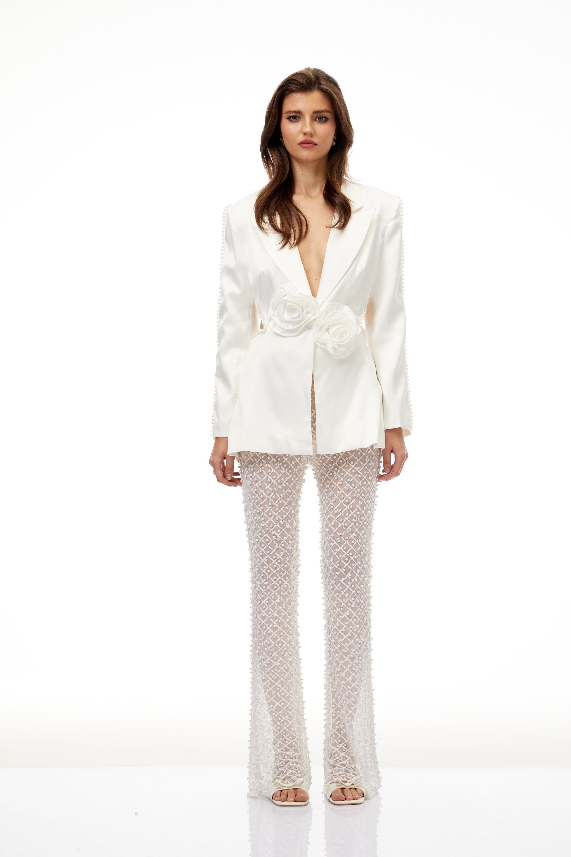 طقم بليزر وسروال من Aristița باللون الأبيض مزين بالزهور وبإحساس اللؤلؤ الصناعي.