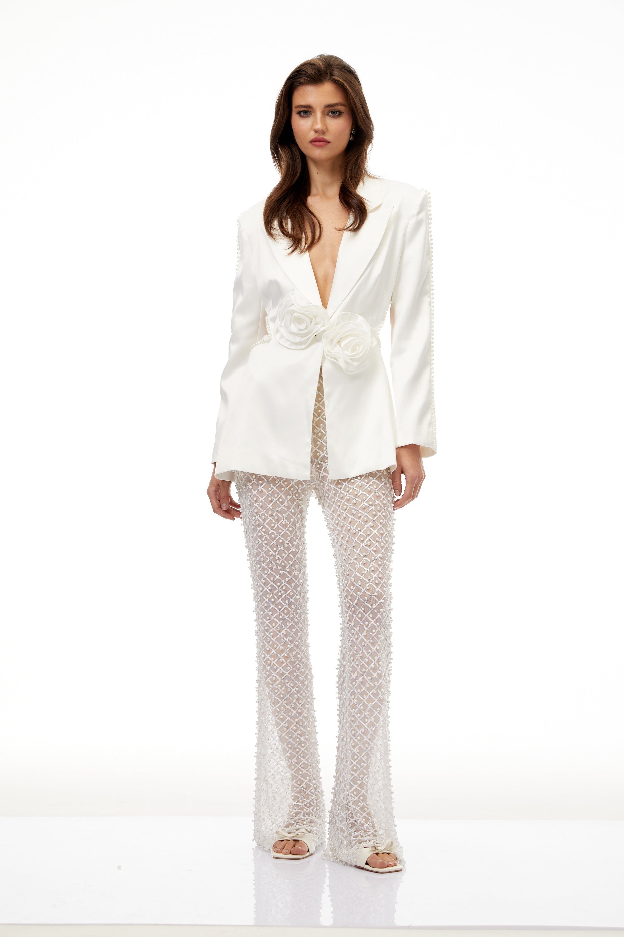 طقم بليزر وسروال من Aristița باللون الأبيض مزين بالزهور وبإحساس اللؤلؤ الصناعي.