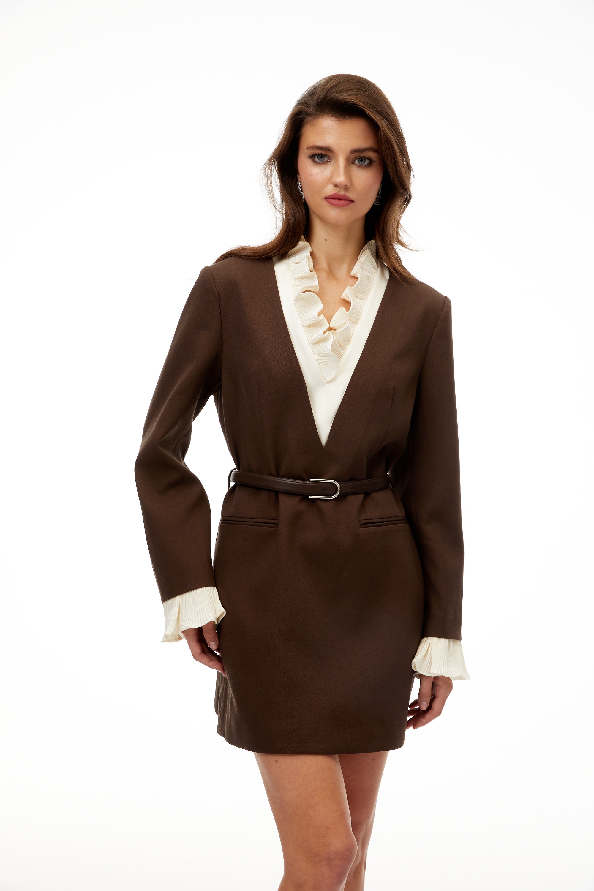 فستان بليزر قصير من أجاتا بني مزين بتفاصيل مكشكشة