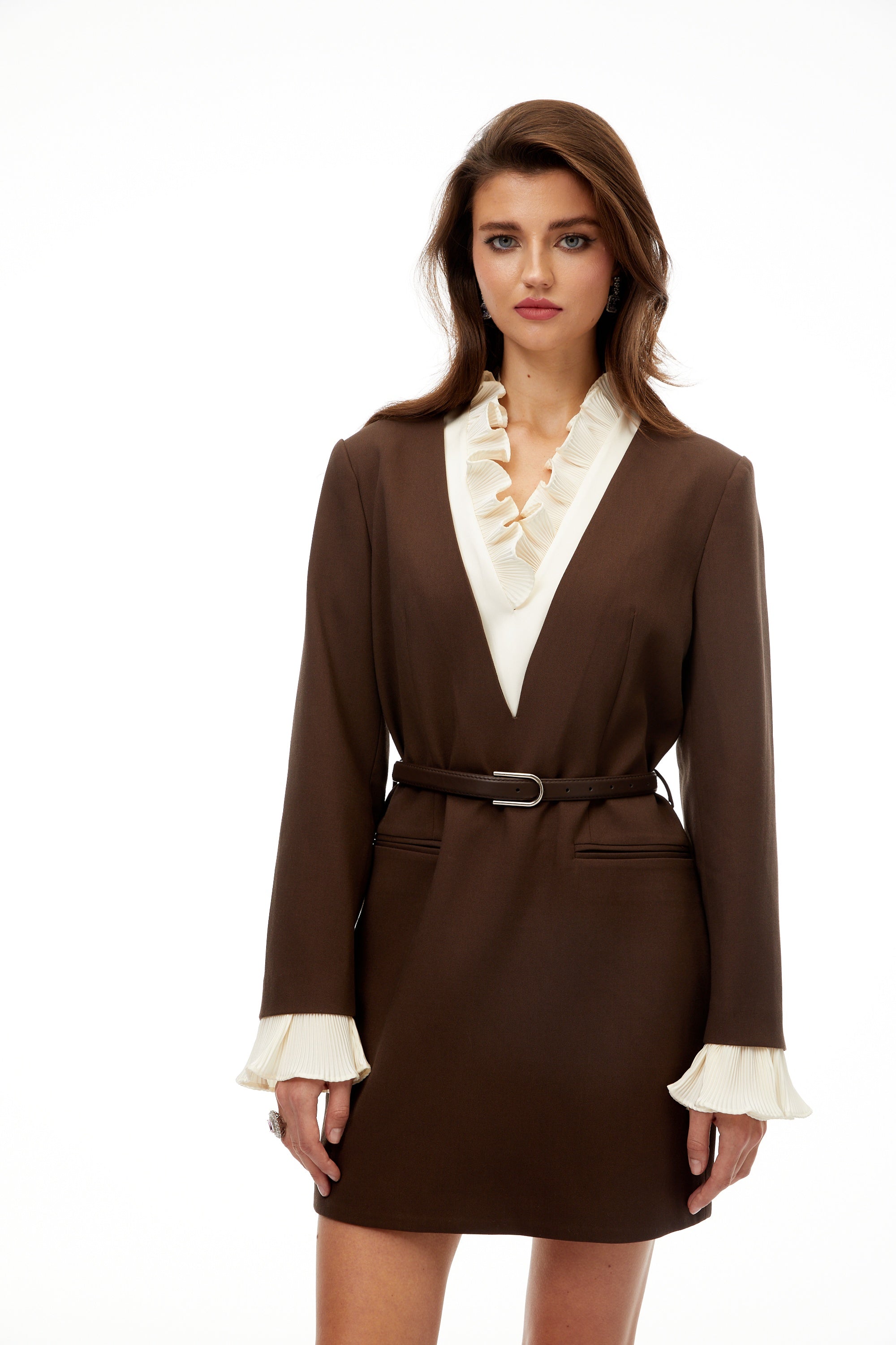 فستان بليزر قصير من أجاتا بني مزين بتفاصيل مكشكشة