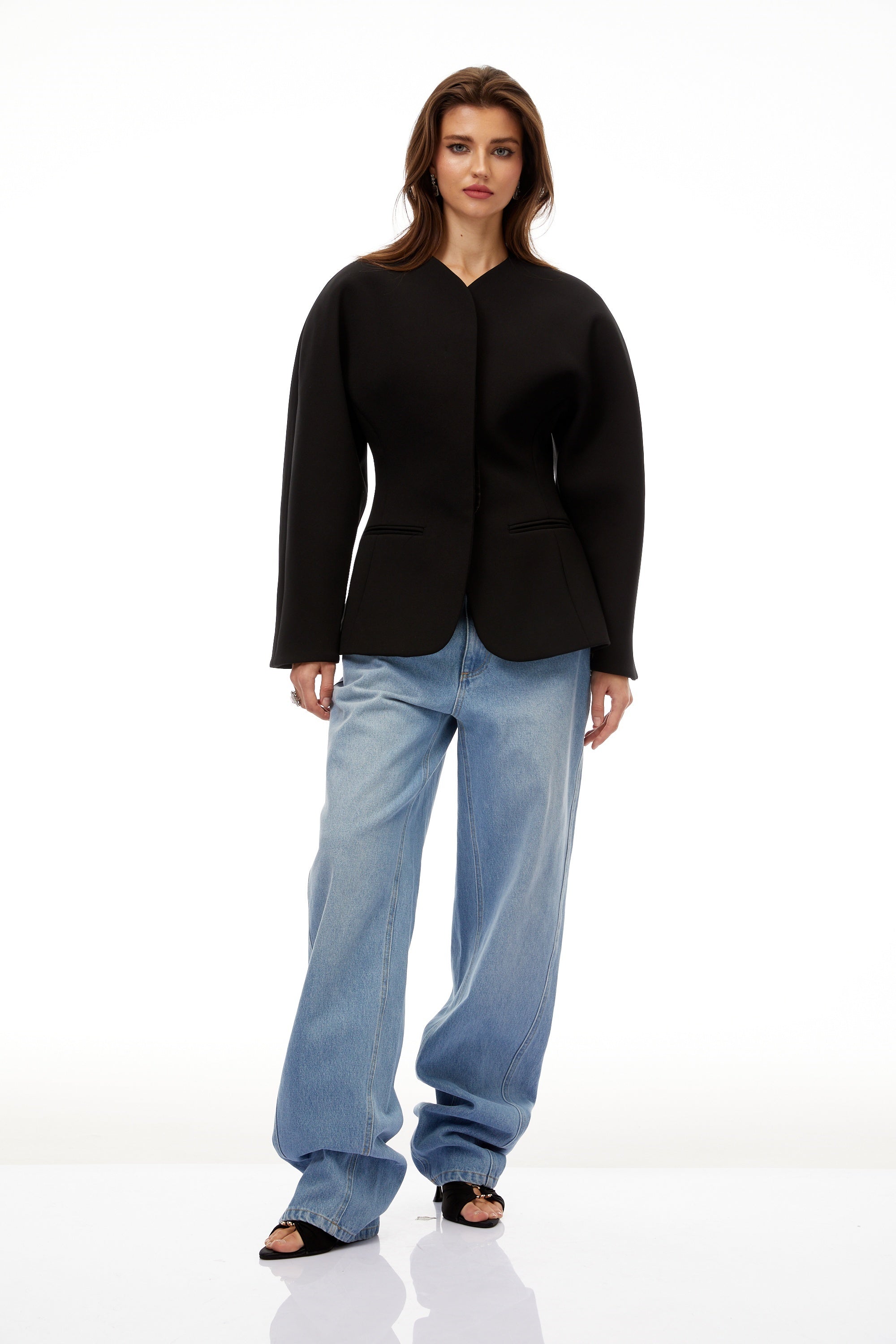 طقم بليزر وسروال أبيض من سيزان