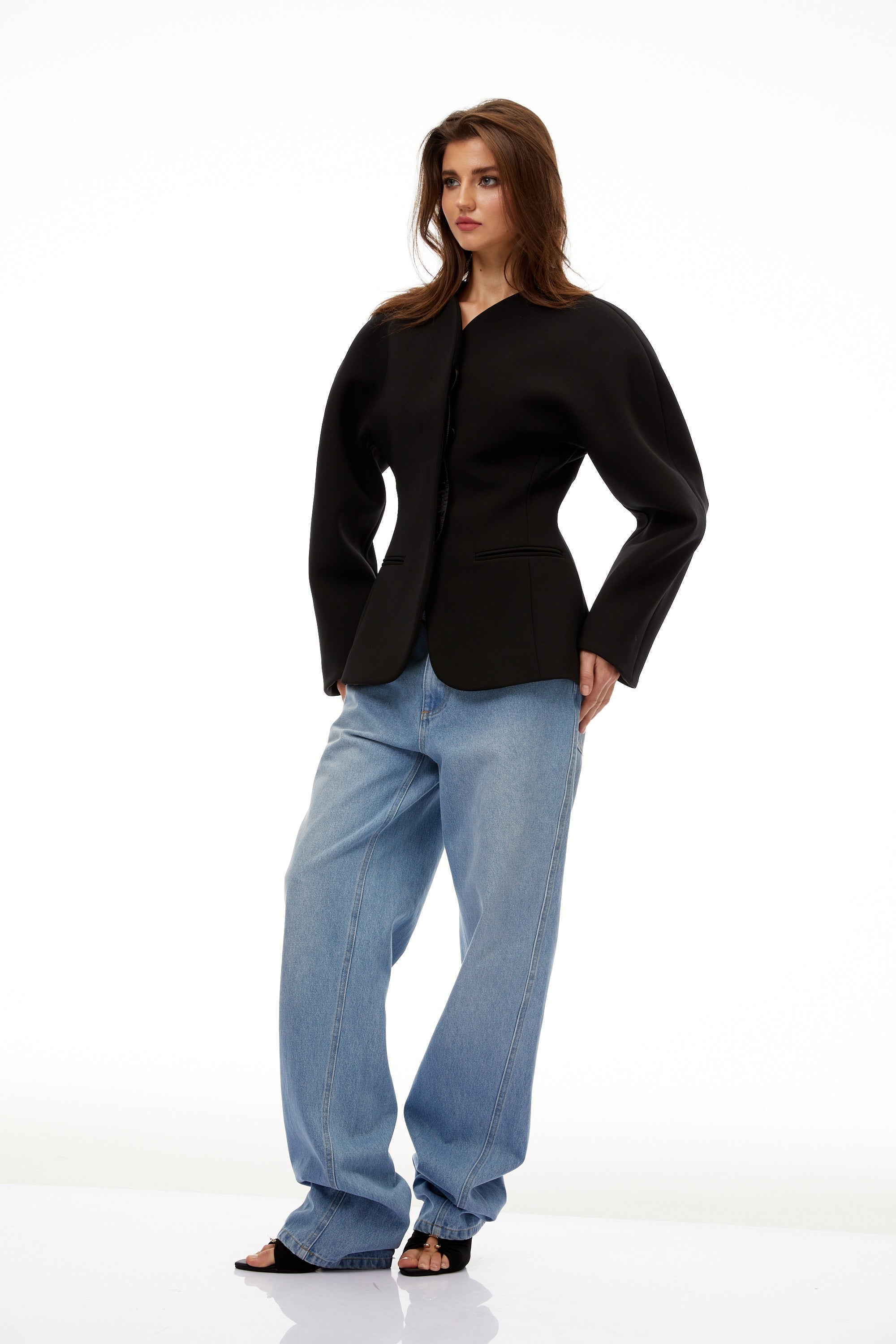 طقم بليزر وسروال أبيض من سيزان