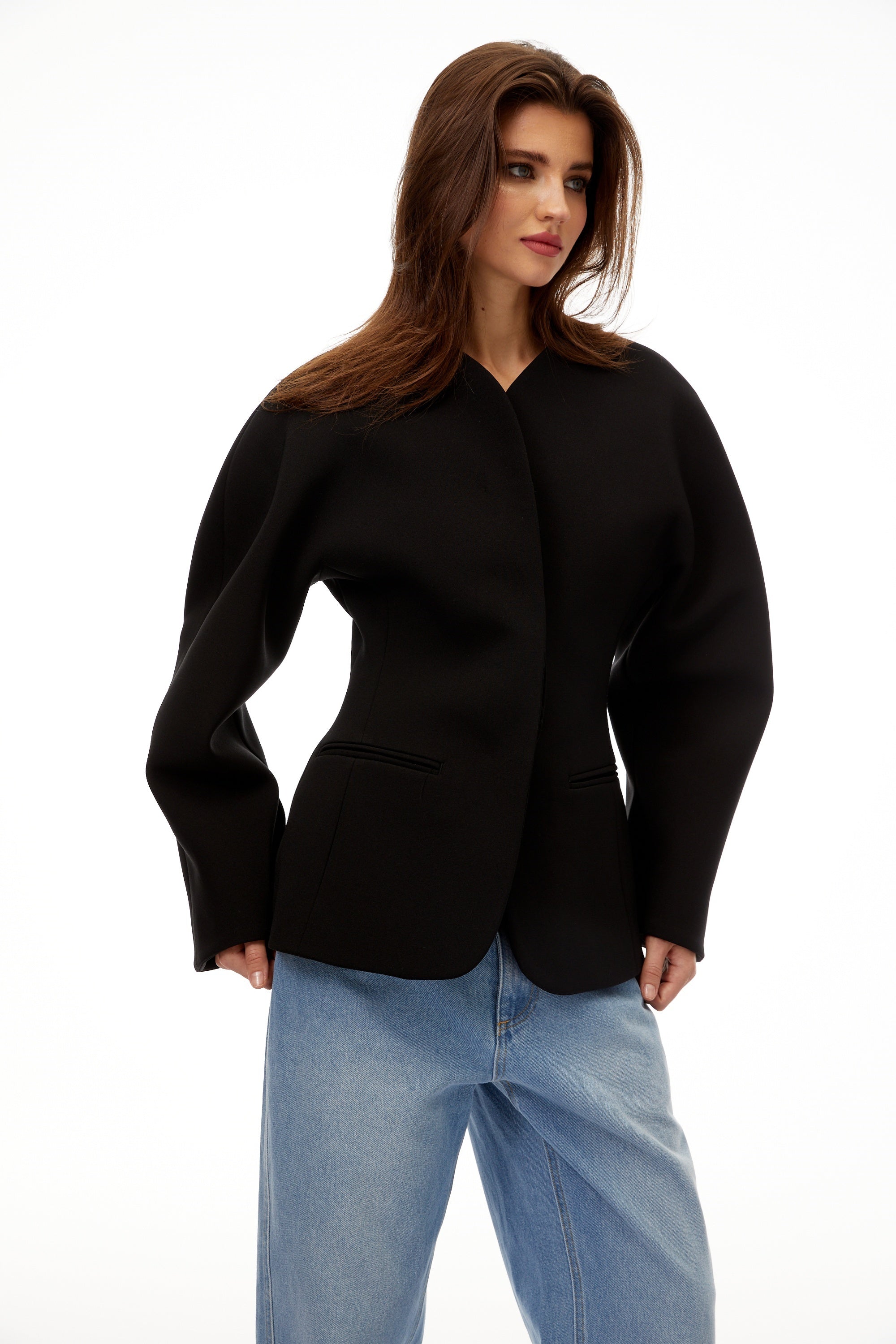 طقم بليزر وسروال أبيض من سيزان