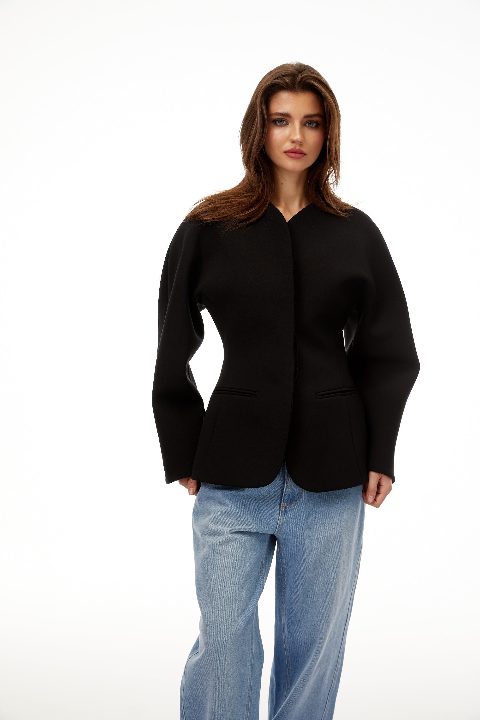 طقم بليزر وسروال أبيض من سيزان