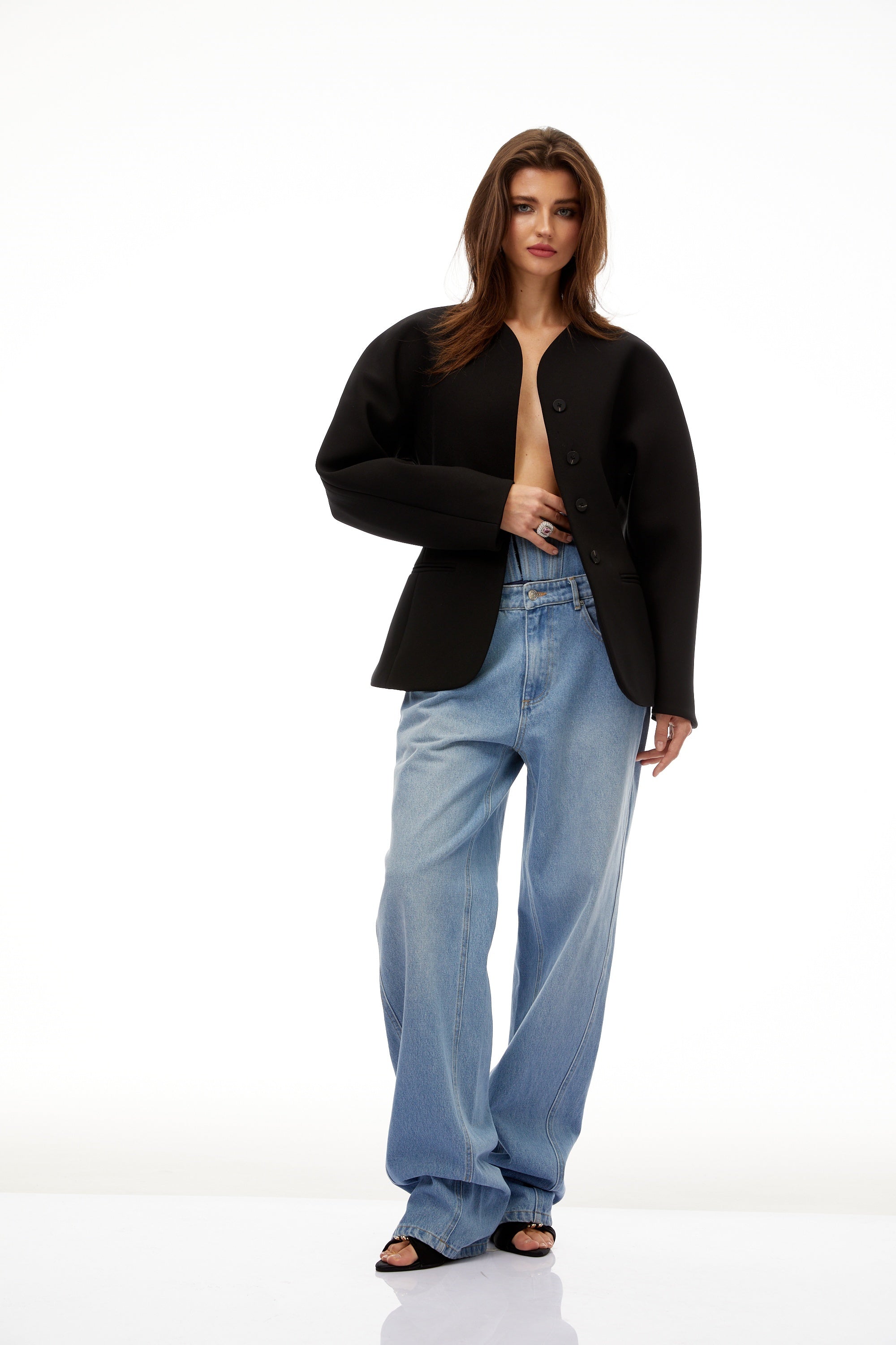 طقم بليزر وسروال أبيض من سيزان