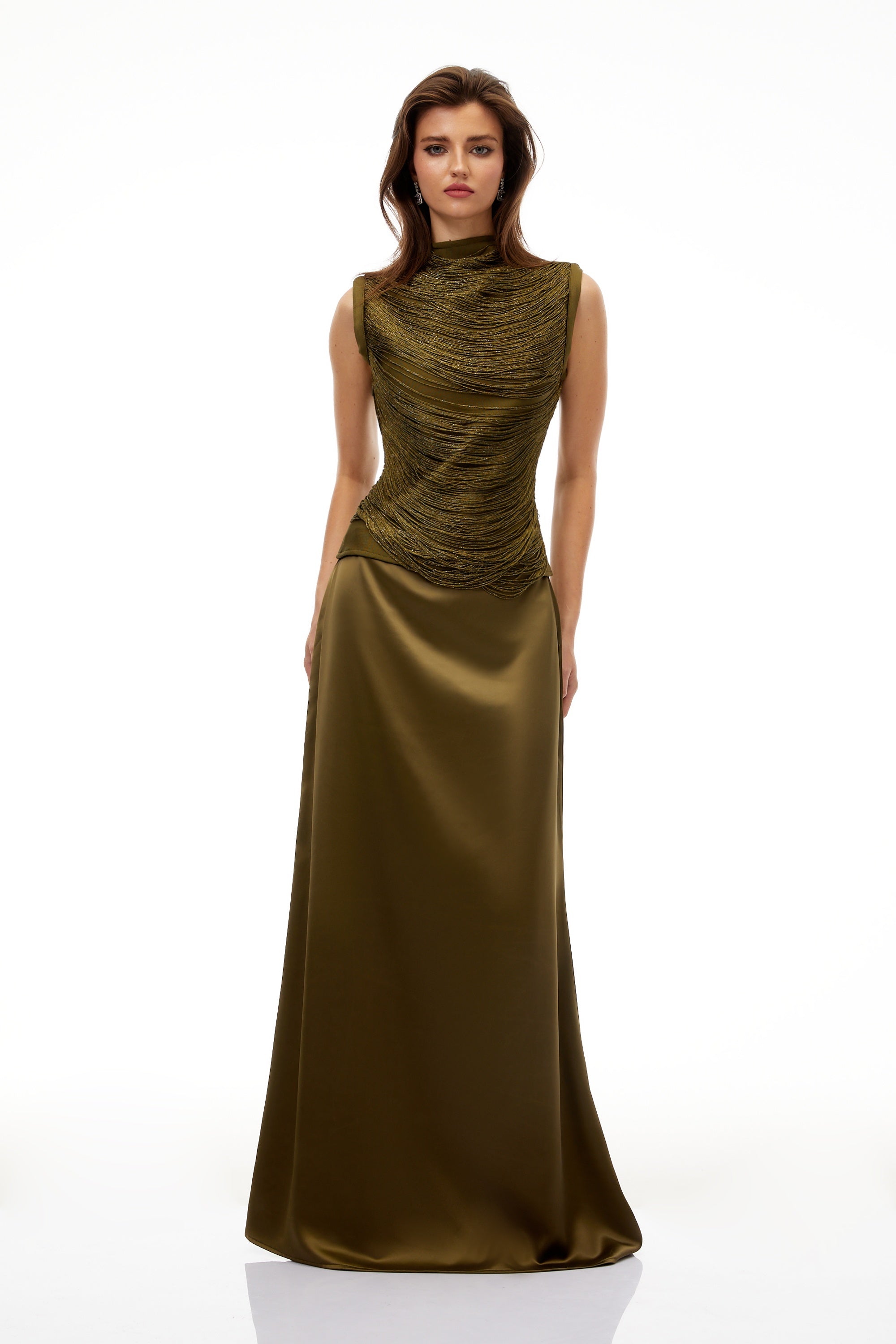 طقم بوربالا المكون من بلوزة خضراء مزينة بالشرابة وتنورة ساتان