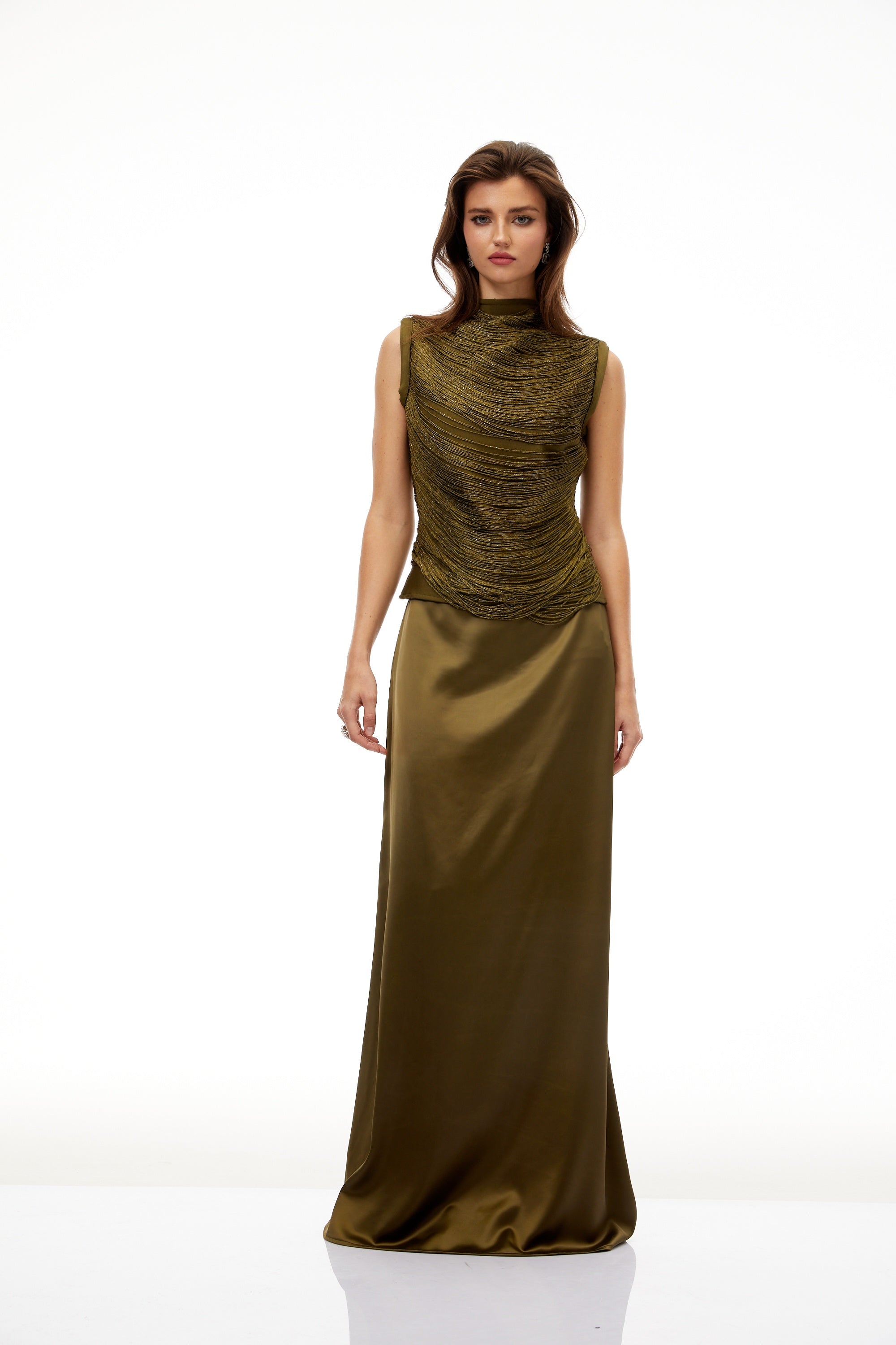 طقم بوربالا المكون من بلوزة خضراء مزينة بالشرابة وتنورة ساتان