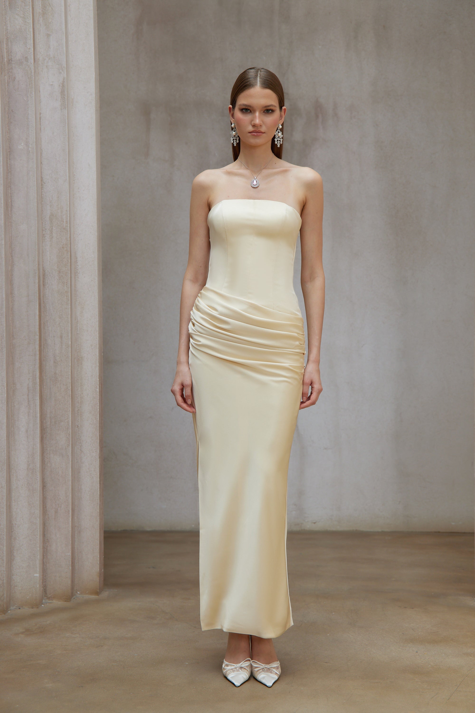 Adélade Gelbes gerafftes Satin-Korsett-Maxikleid