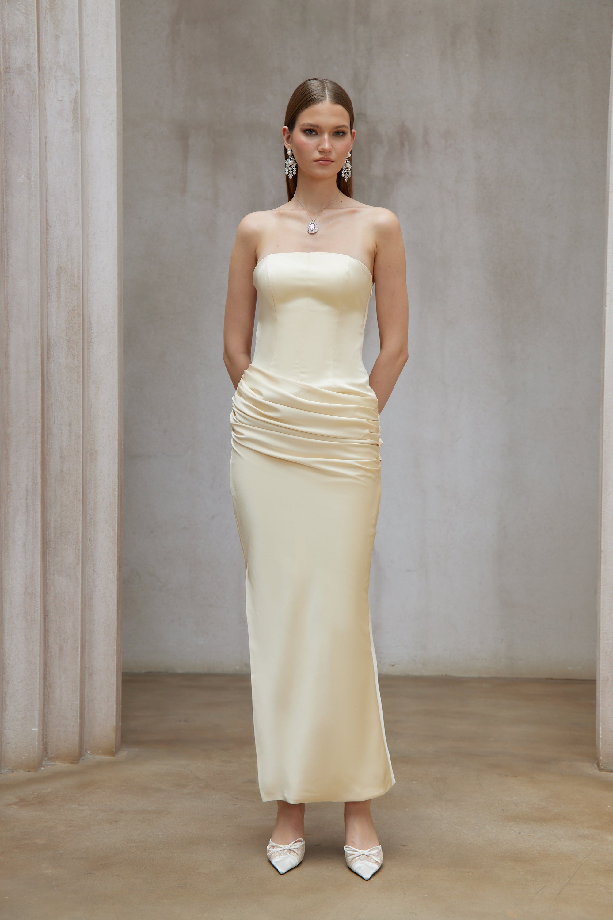 Adélade Gelbes gerafftes Satin-Korsett-Maxikleid