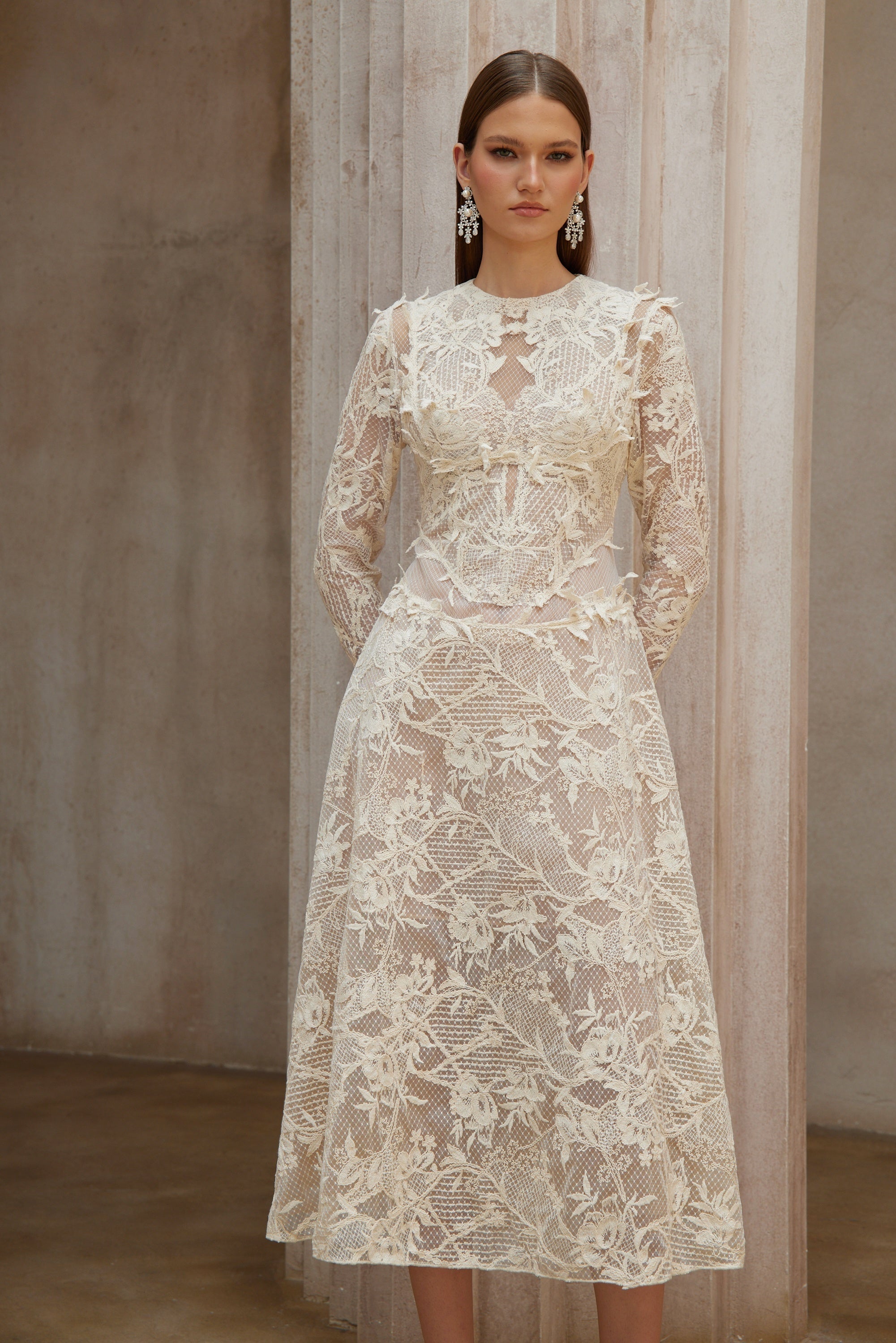 فستان متوسط الطول من الدانتيل باللون الأبيض العنبر بأكمام طويلة ومزين بالزهور