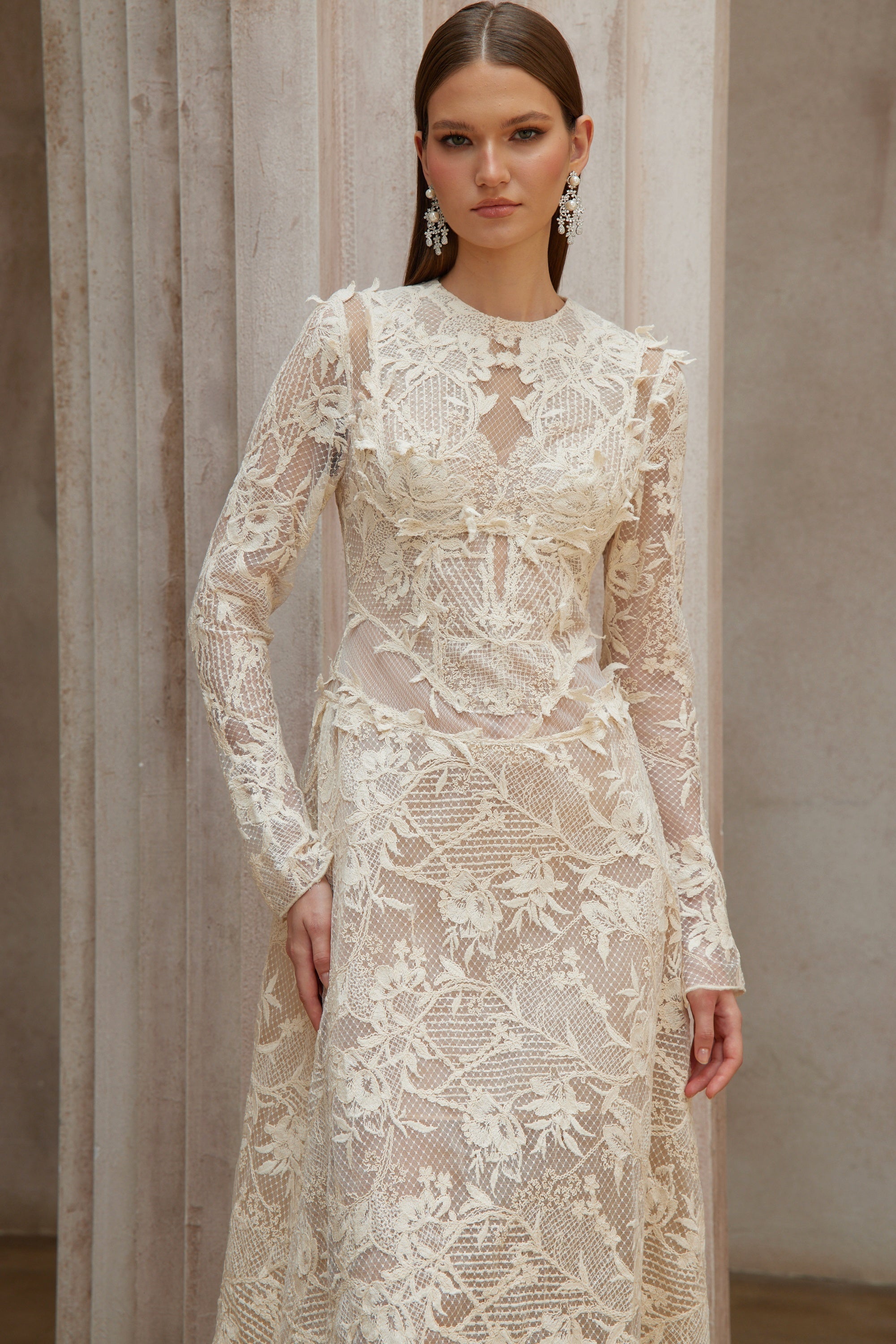 فستان متوسط الطول من الدانتيل باللون الأبيض العنبر بأكمام طويلة ومزين بالزهور