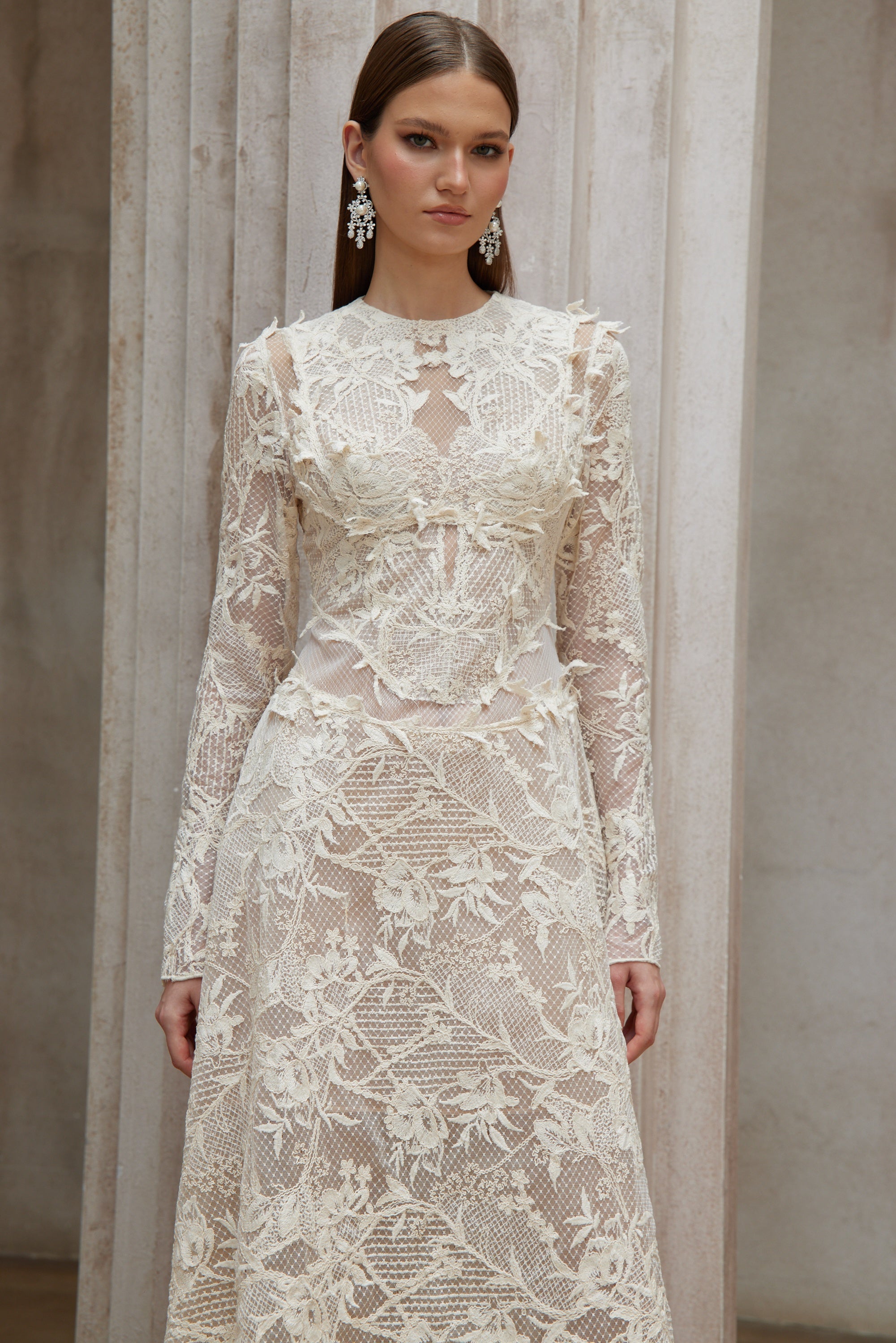 فستان متوسط الطول من الدانتيل باللون الأبيض العنبر بأكمام طويلة ومزين بالزهور