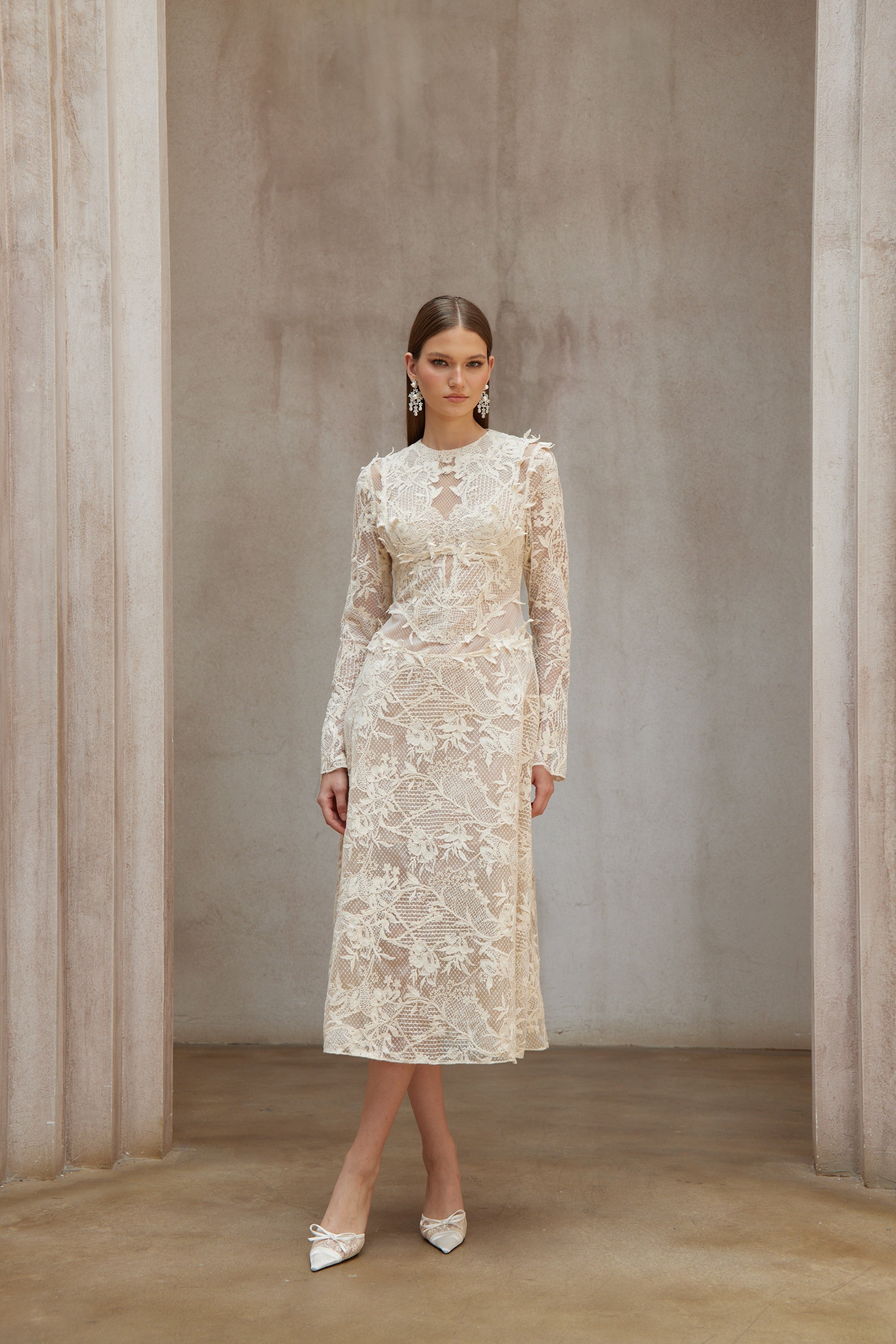 فستان متوسط الطول من الدانتيل باللون الأبيض العنبر بأكمام طويلة ومزين بالزهور