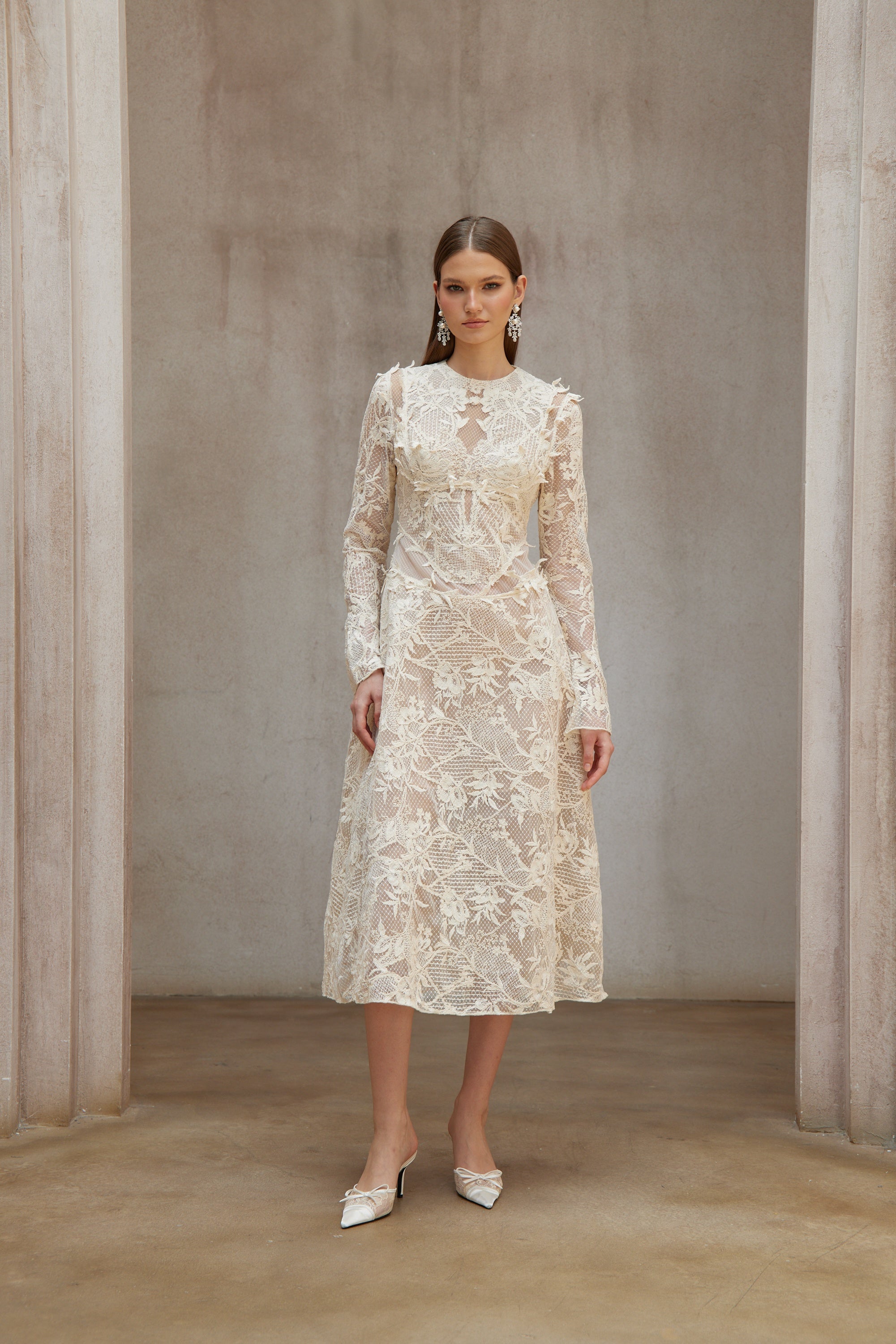 فستان متوسط الطول من الدانتيل باللون الأبيض العنبر بأكمام طويلة ومزين بالزهور