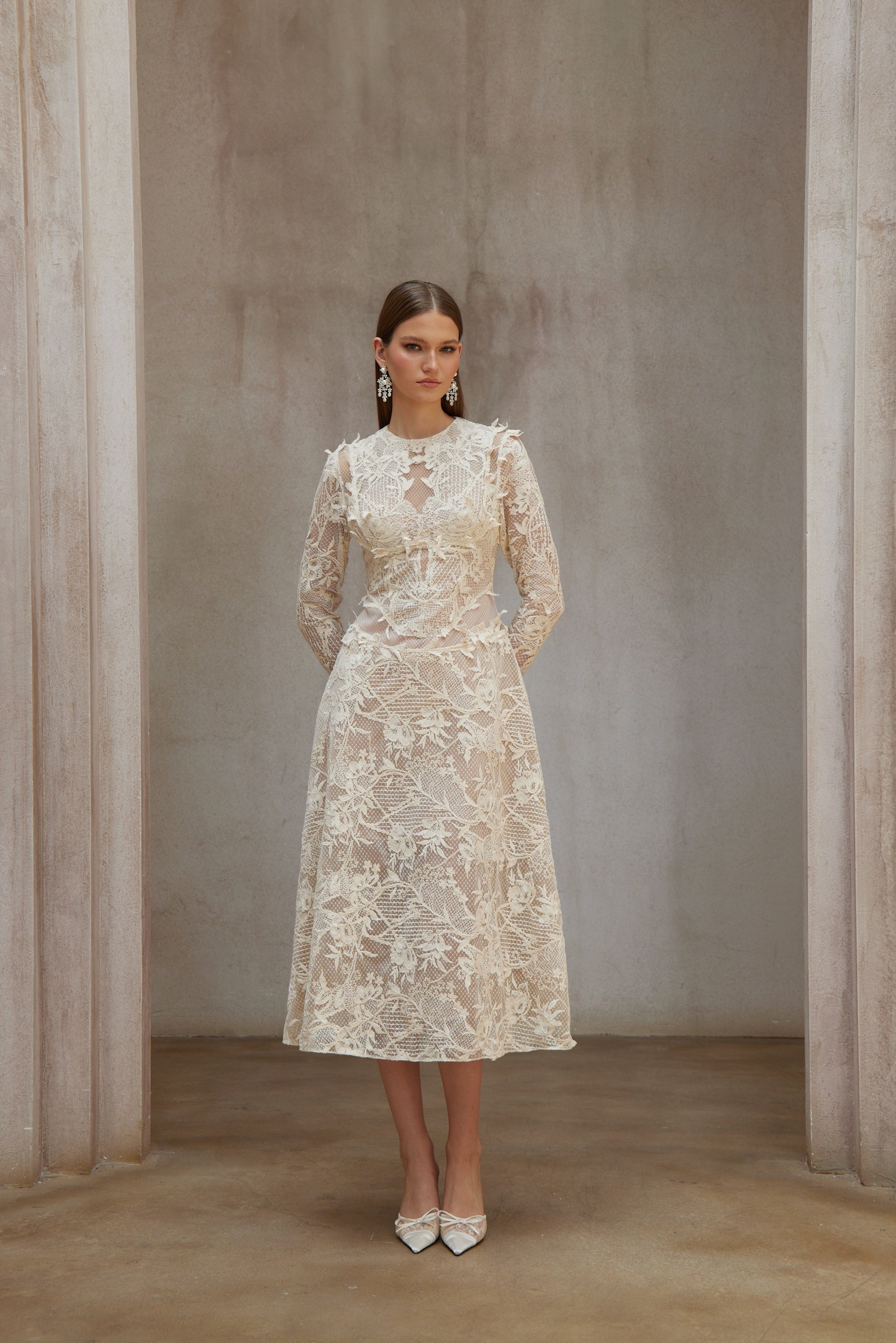 فستان متوسط الطول من الدانتيل باللون الأبيض العنبر بأكمام طويلة ومزين بالزهور