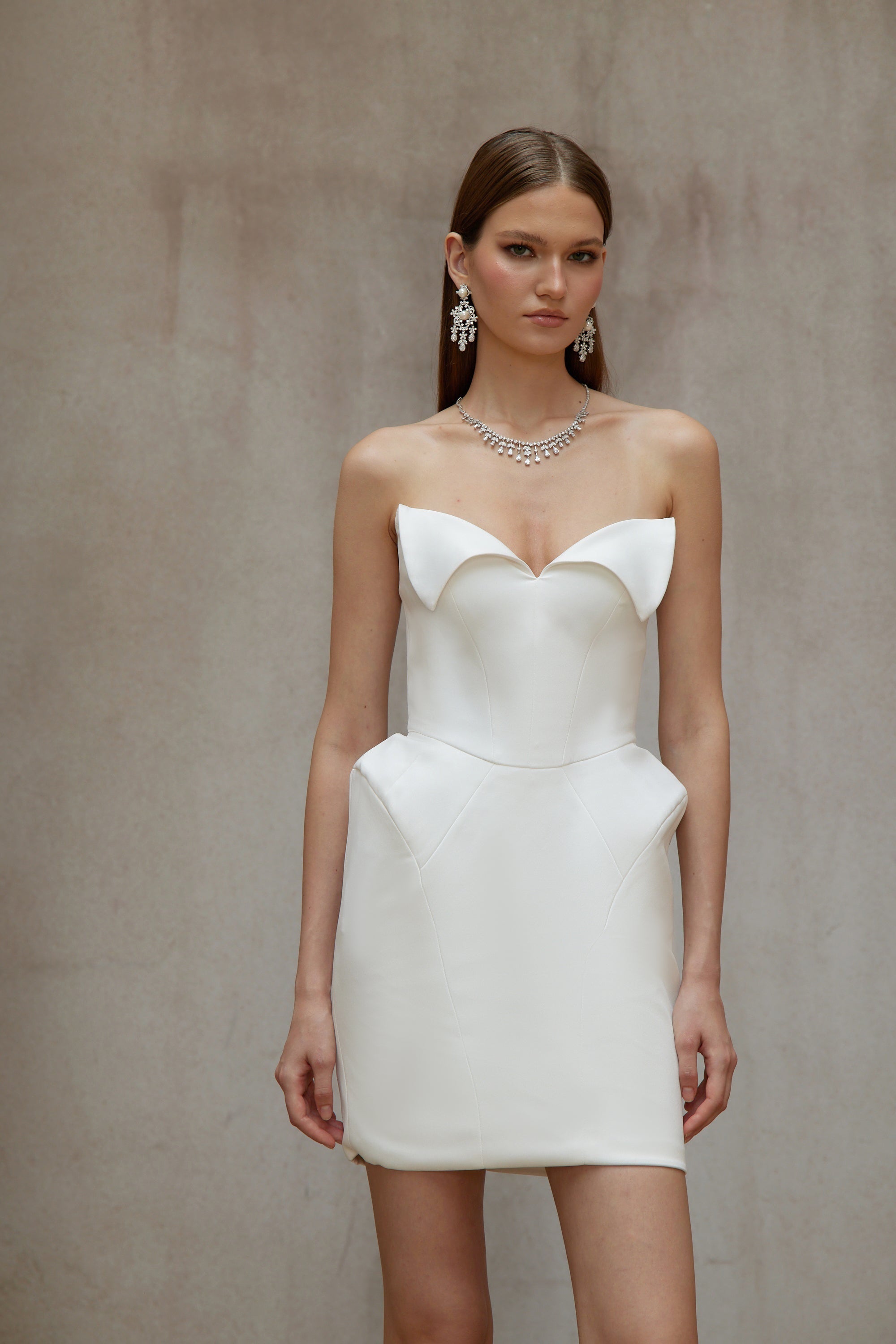 فستان ألبا الأبيض القصير ذو الخصر البرميلي