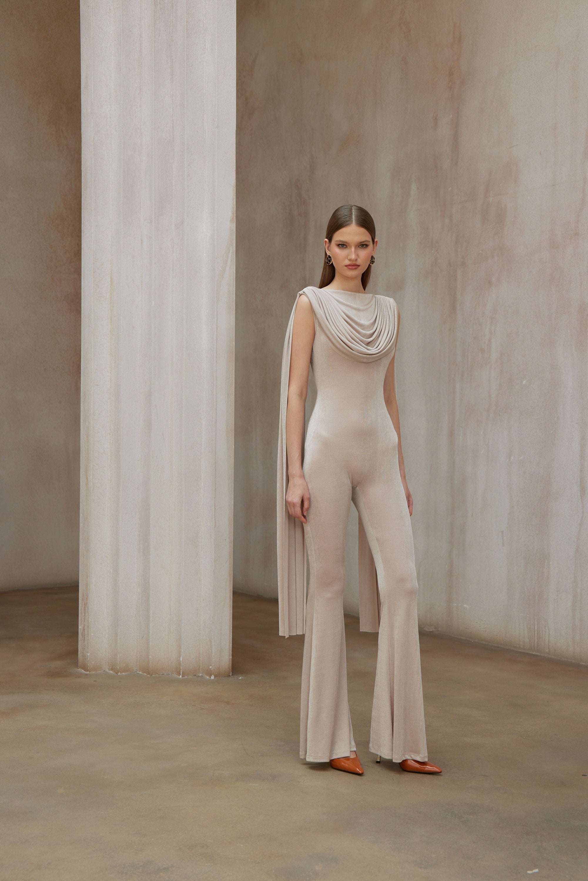 جمبسوت مخملي بتصميم محايد من كلاريس