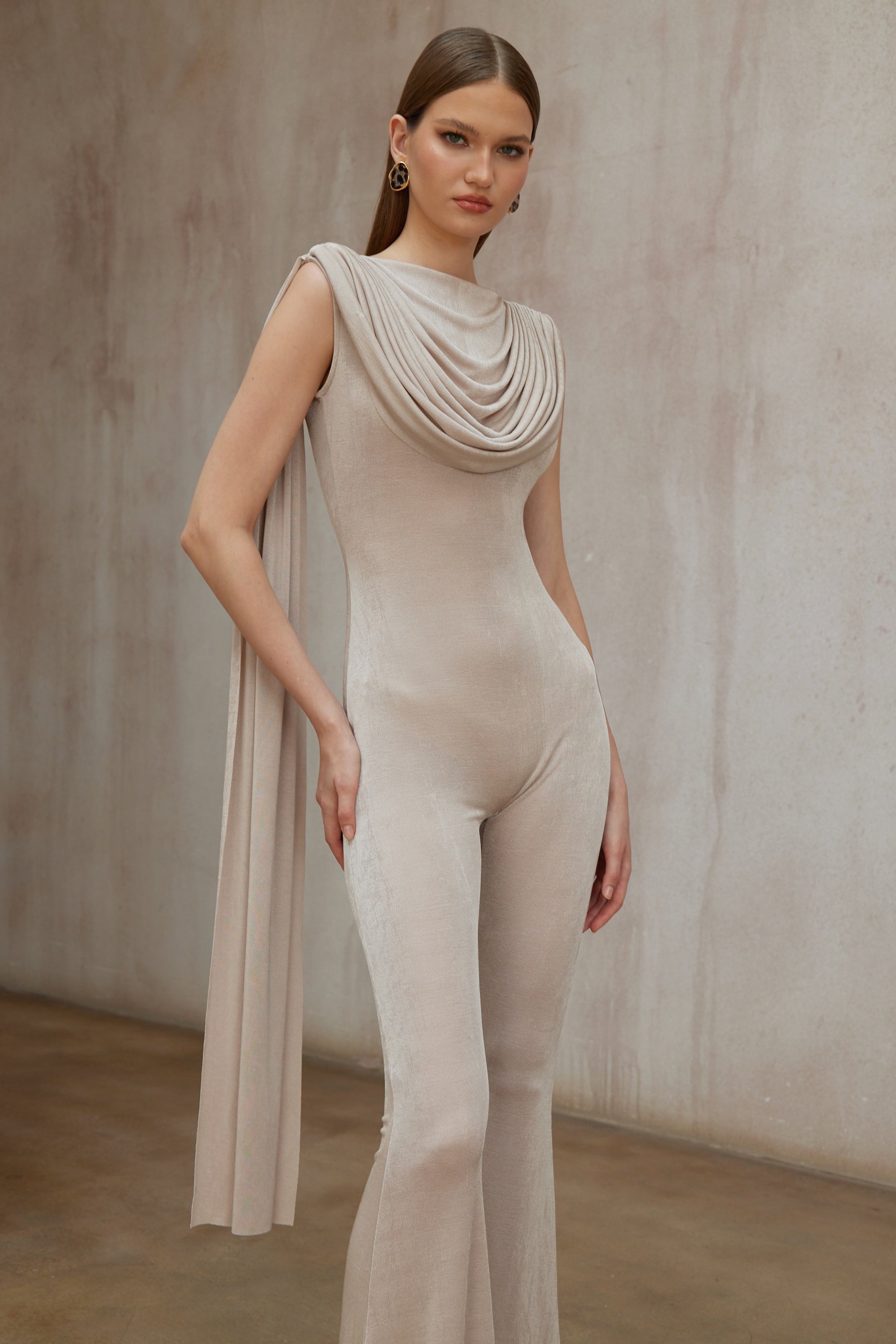 جمبسوت مخملي بتصميم محايد من كلاريس